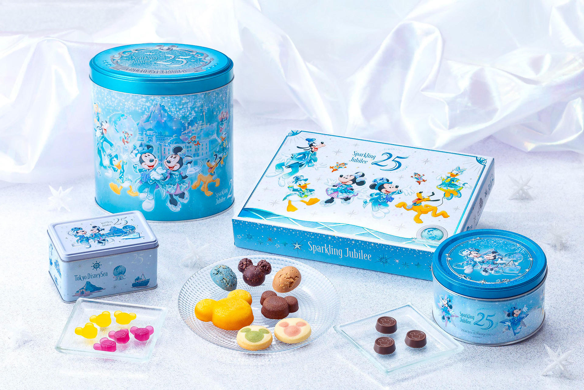 身につけグッズをはじめ、パーク滞在や帰宅後も楽しめるアイテムが揃う