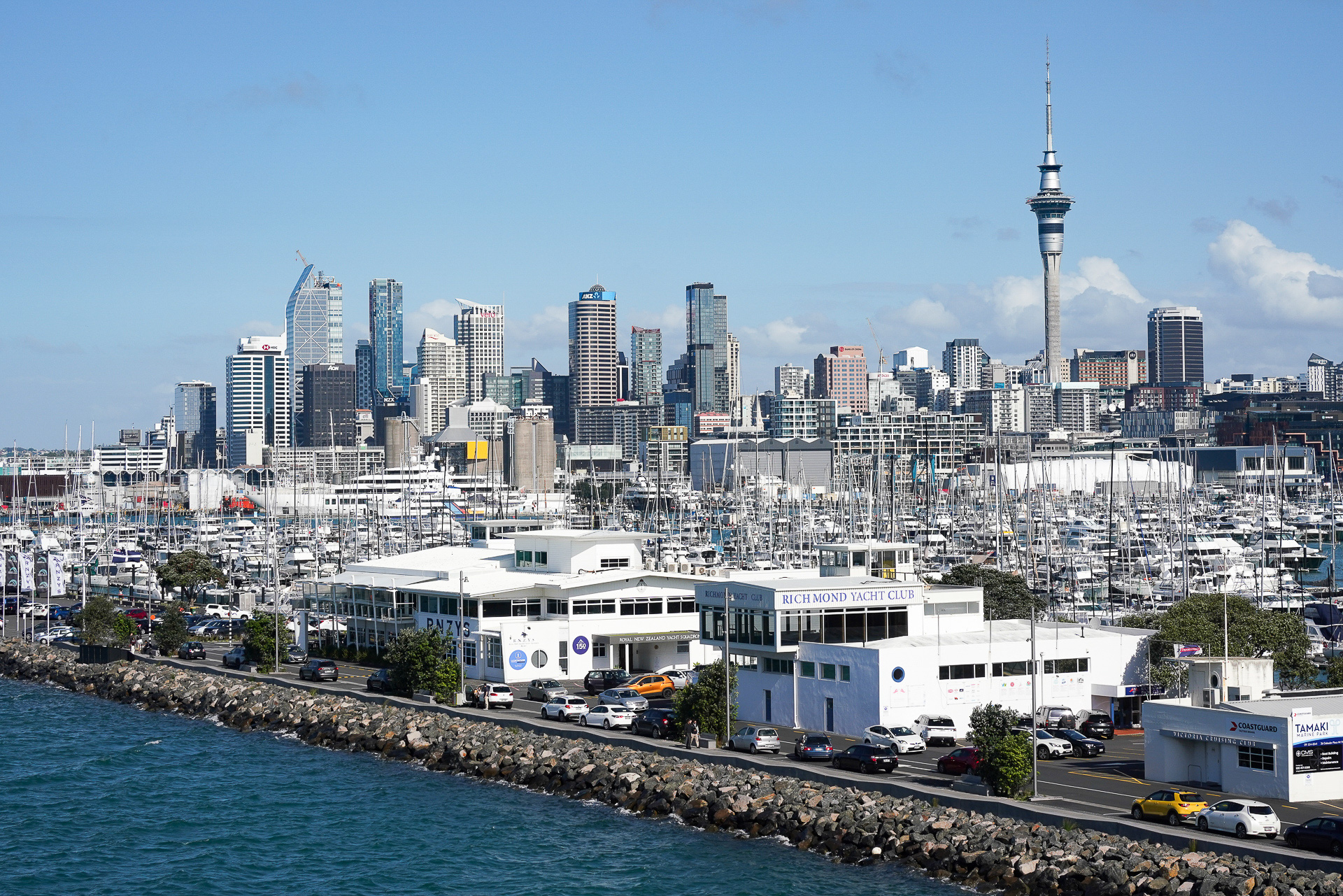 ニュージーランドの中心街は海が近い。港には無数のヨットが見える