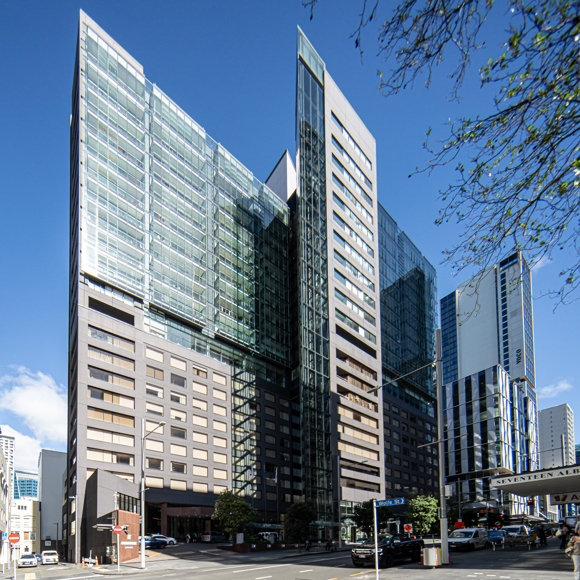 前回紹介した「JWマリオット・オークランド」が宿泊ホテル。ここを拠点に各地を巡る。観光拠点にとても便利な立地だ