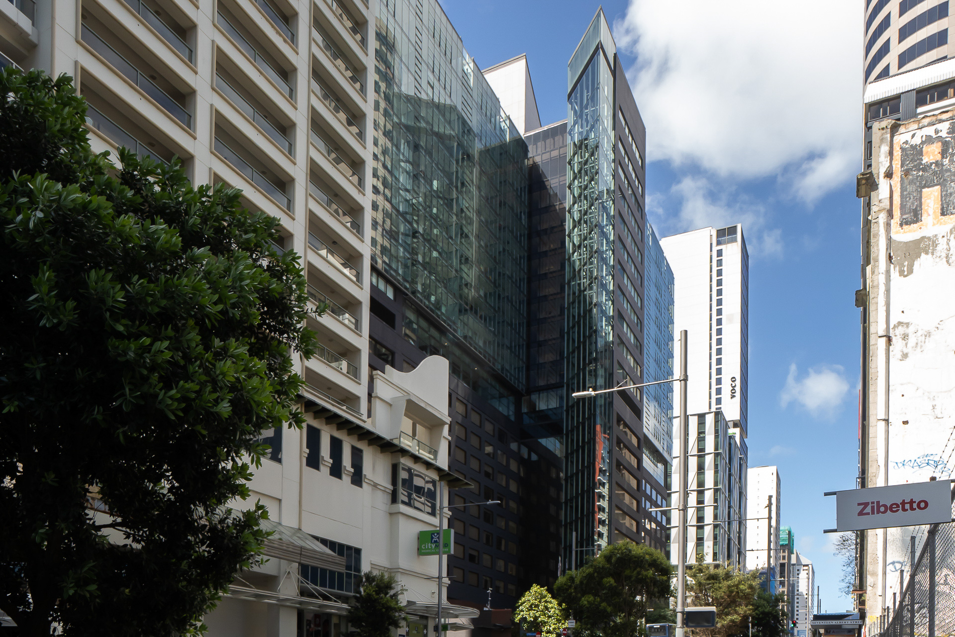 「JWマリオット・オークランド」前の通りを見渡した。ビルが建ち並ぶ市街地