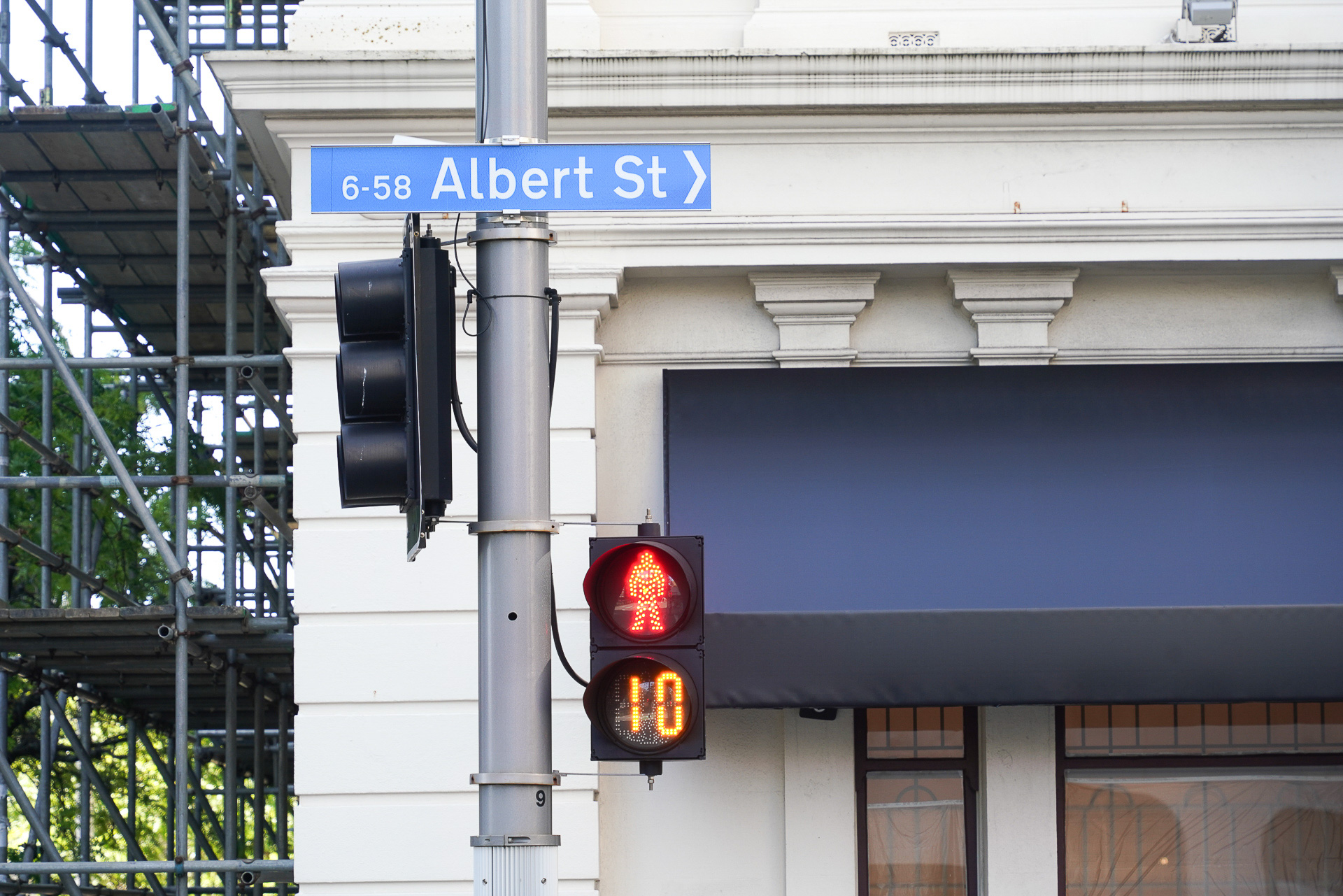 ホテル前の通りは「Albert」ストリート