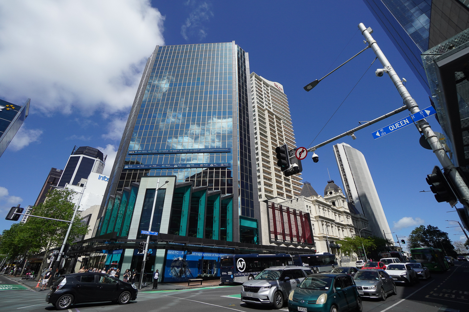 近隣はビルが立ち並ぶ繁華街。オフィスビルだけでなく、ショッピングビルもある