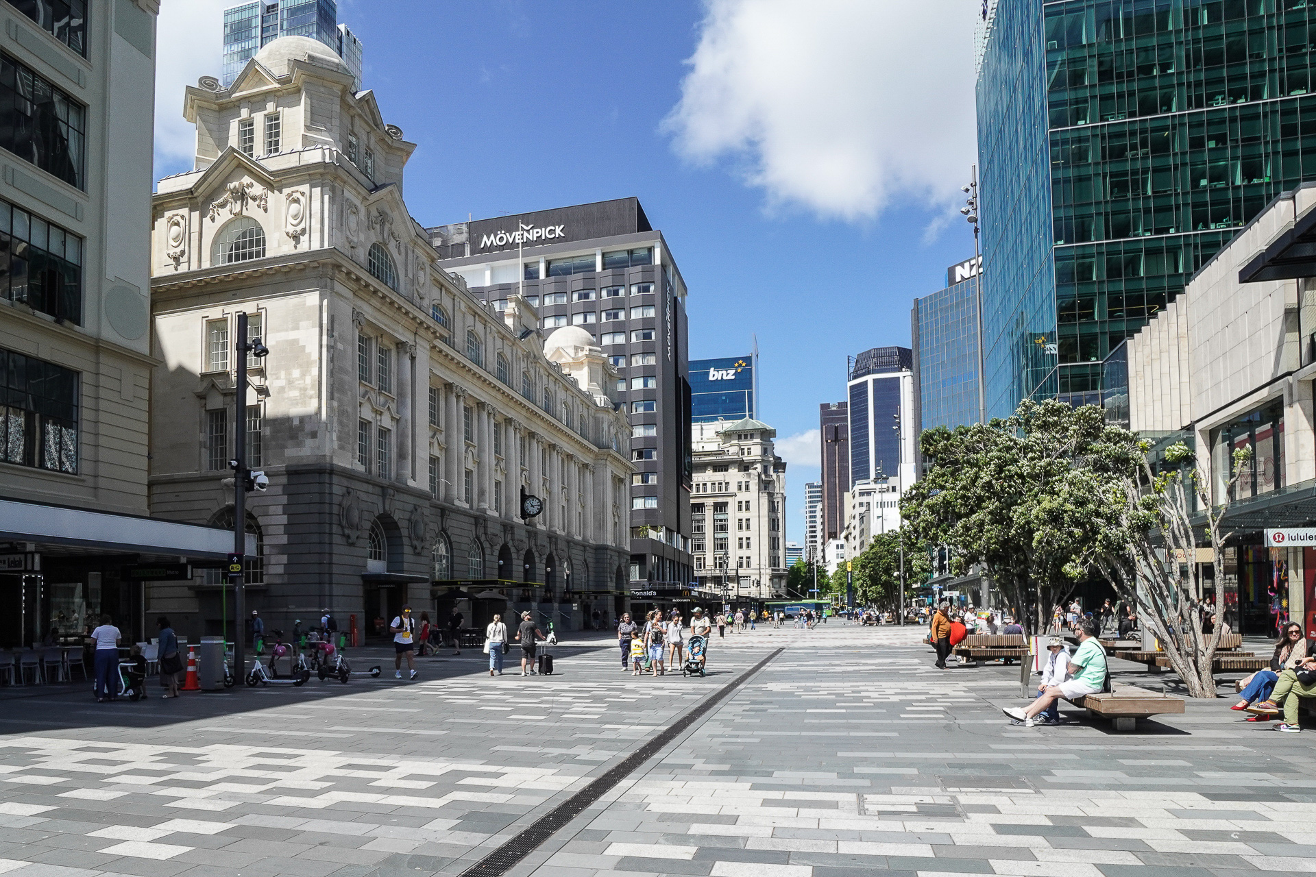 近隣にはオークランドの中央駅となる「ワイテマタ（Waitemata）」駅がある。右側に見える古い郵便局を再利用した建物が駅舎