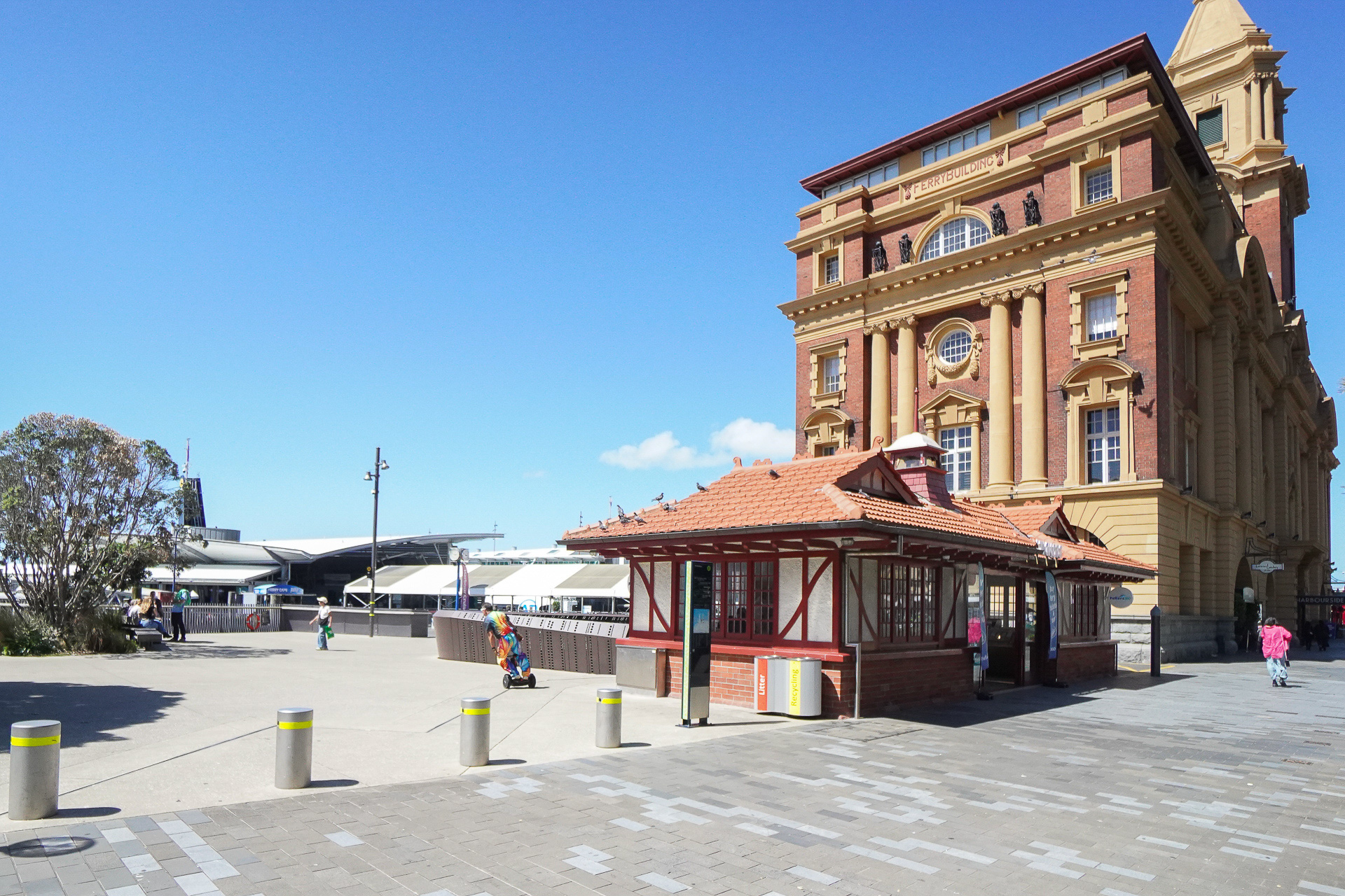 湾はすぐ近くにあり「ダウンタウン・フェリーターミナル」の桟橋がある