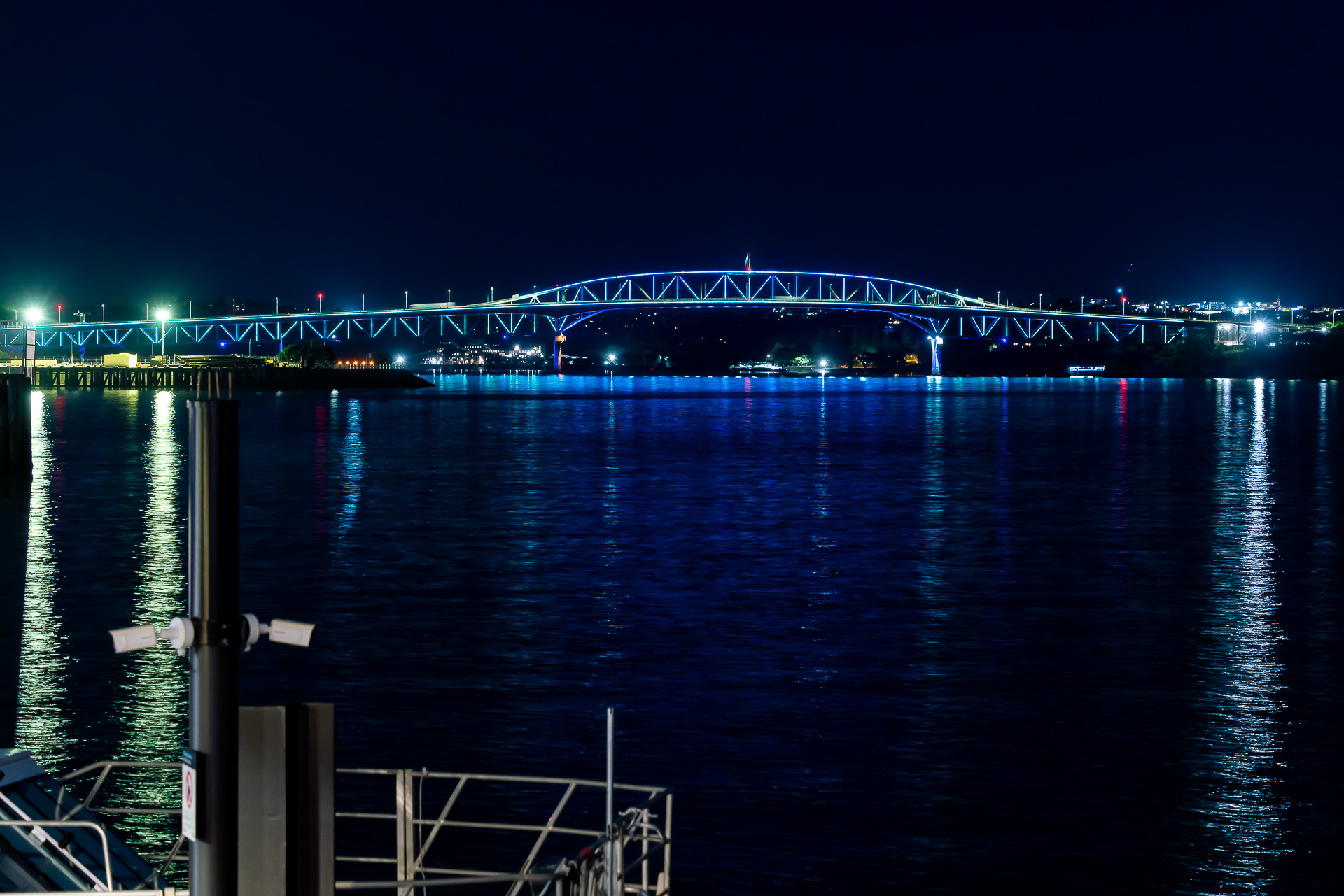 夜の桟橋から。オークランド・ハーバーブリッジはキレイにライトアップされている