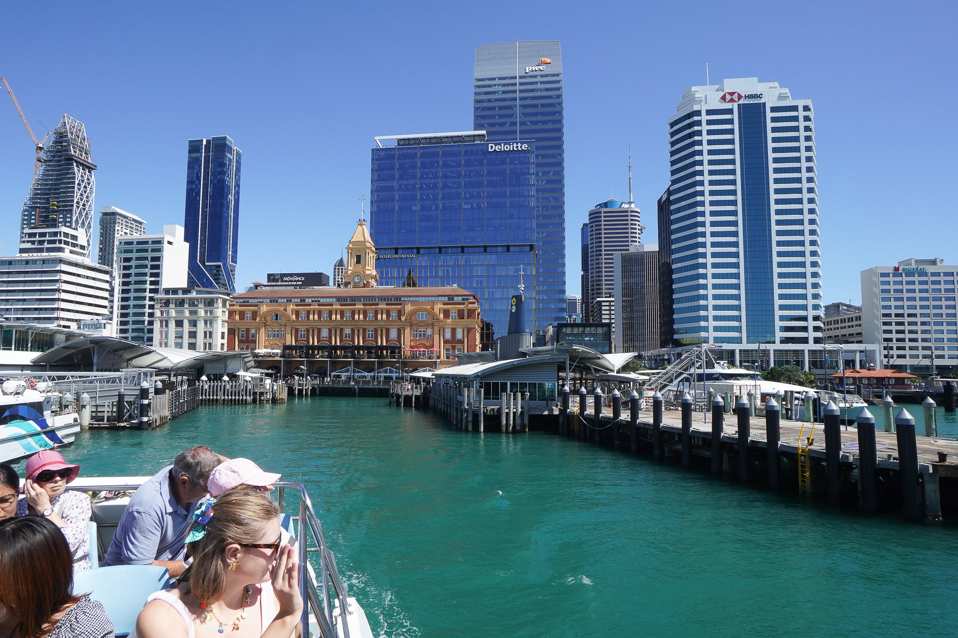 いざ出発！　オークランドCBDエリアのオフィスビルが見える