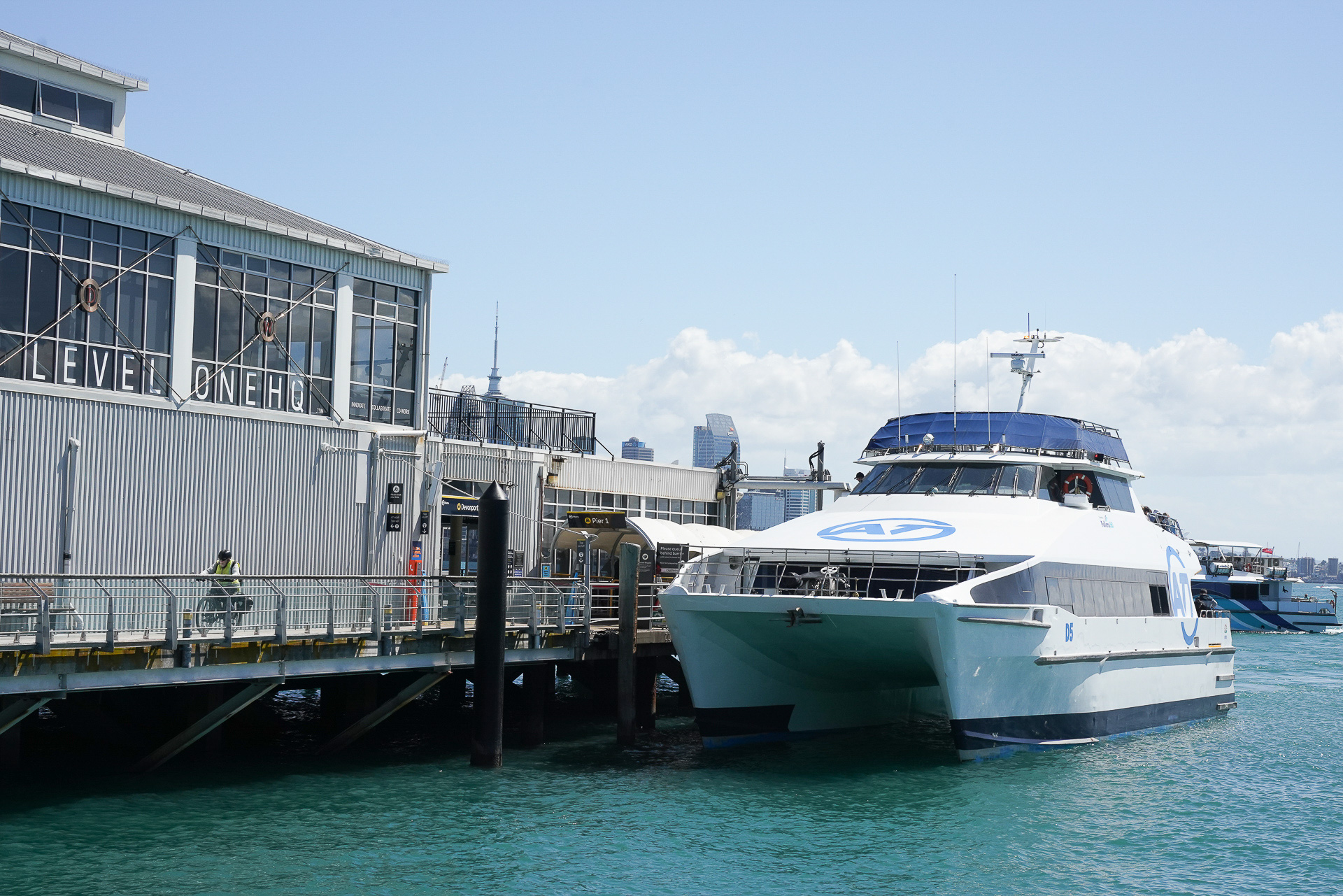 ほどなくデボンポートのフェリーターミナルに到着