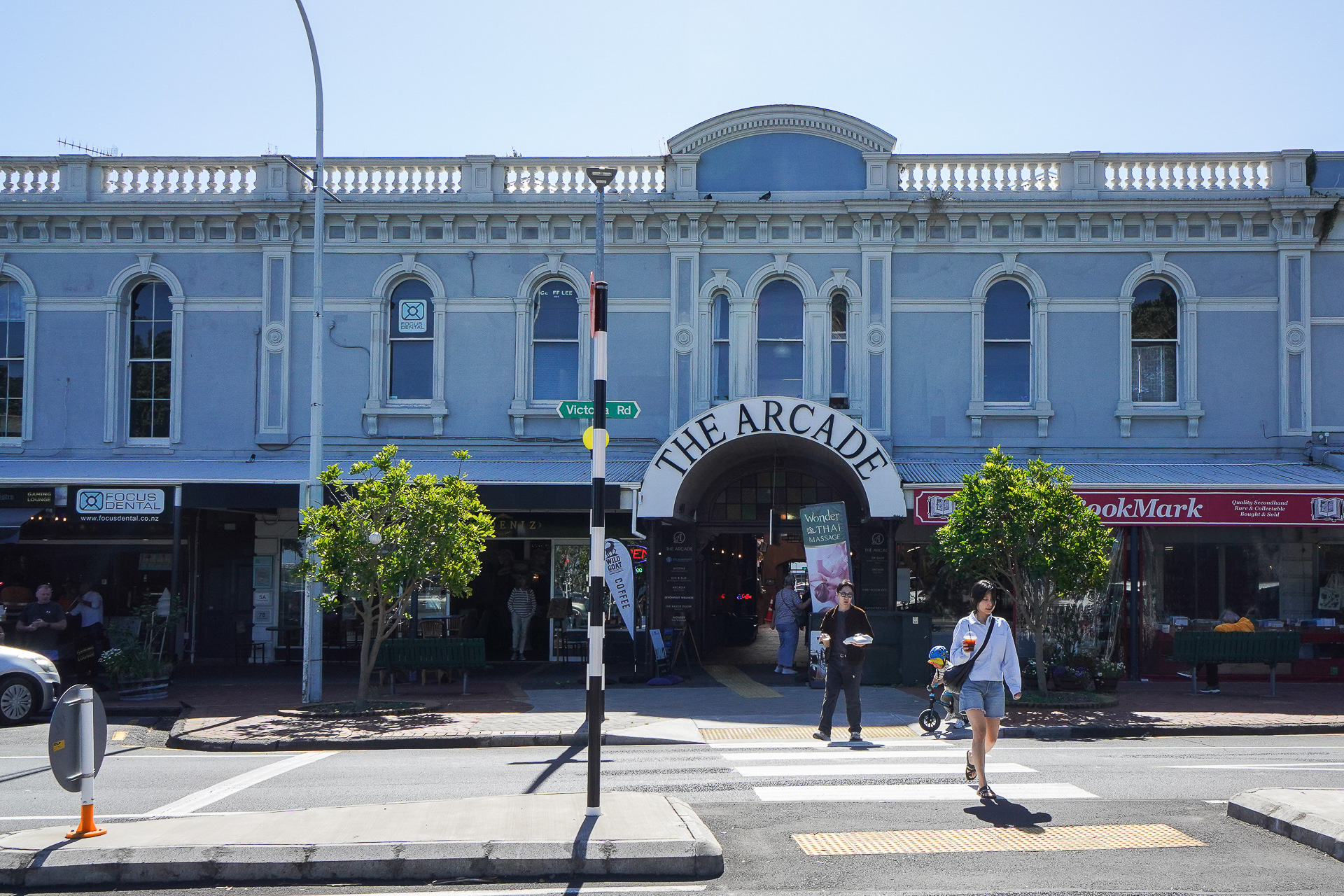 小さなショップが並ぶアーケード