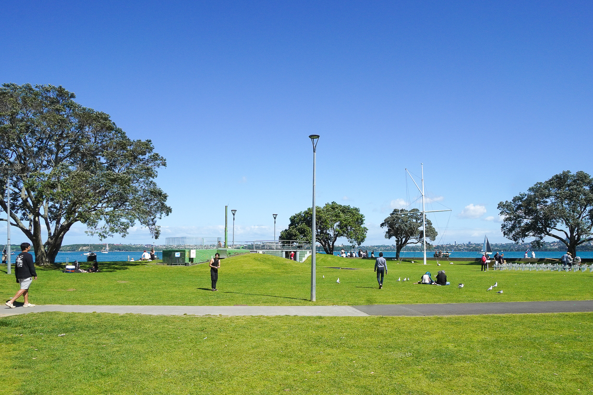 フェリーターミナルのすぐ横は続いて公園になっている。この地域はかつてフラッグスタッフと呼ばれていた。その記念となる信号用旗竿が見える