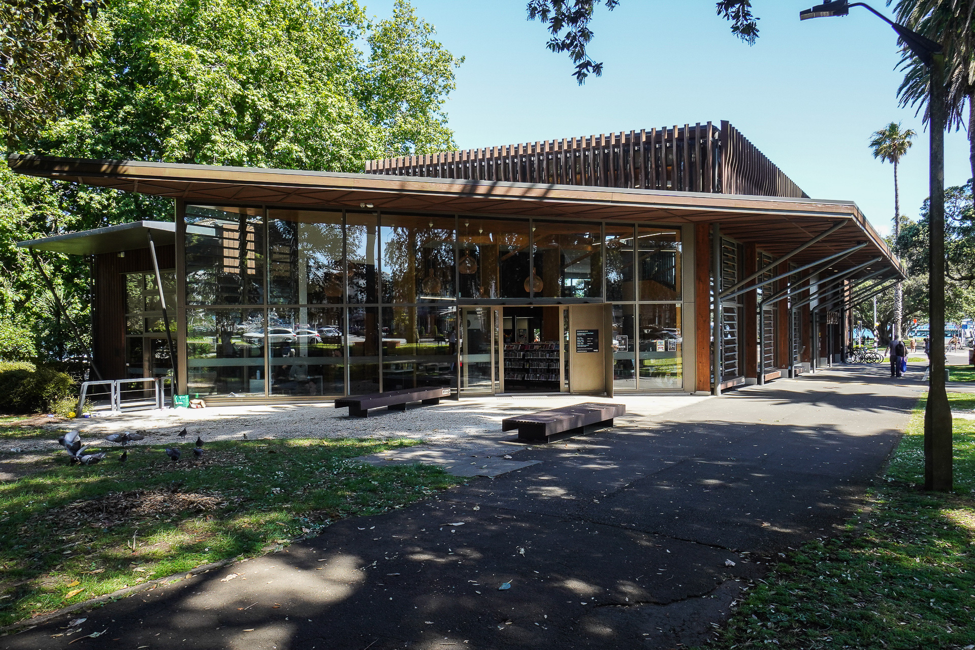 近くにはデボンポート図書館がある。休憩にちょうどいい