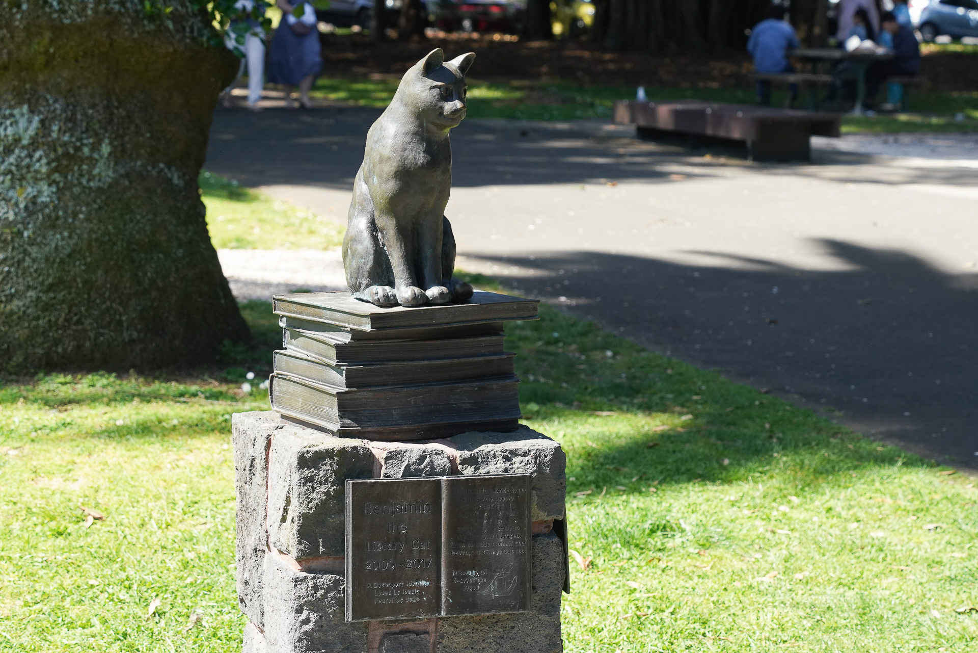園内にベンジャミンという図書館猫のカワイイ銅像があるので、訪れたらぜひ探してみてほしい