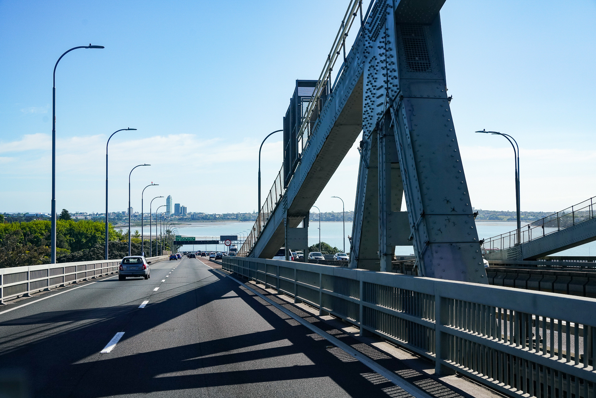 市街地からオークランド・ハーバーブリッジを渡って北上する