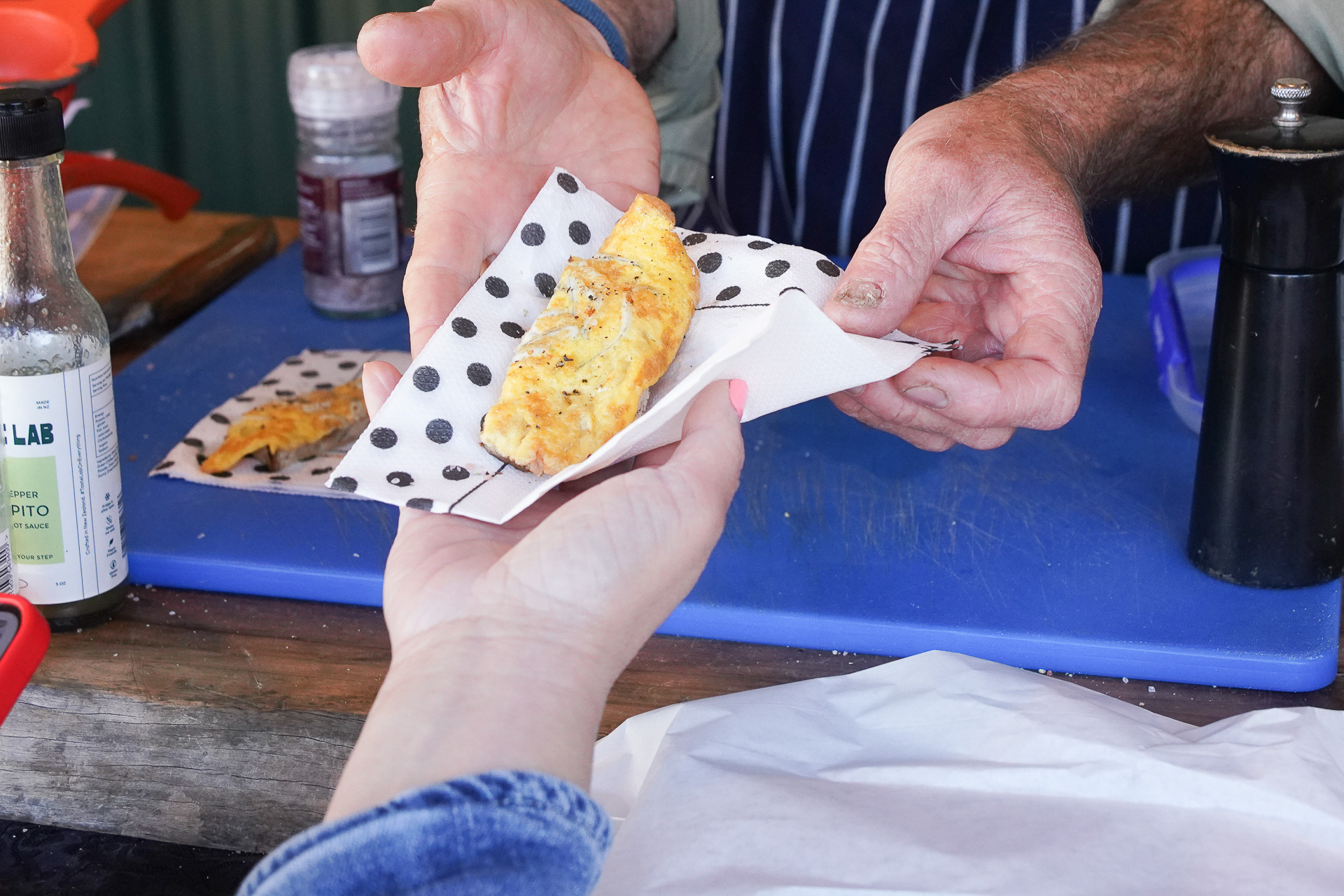 着いたら美味しそうなニオイに釣られ、さっそく腹ごしらえ。「ホワイトベイト・フリッター」と呼ぶシラスに似た小魚入りの卵焼きをパンに乗せたオープンサンド。地元でよく食べられる軽食だそう。12NZDでだいたい1000円くらい