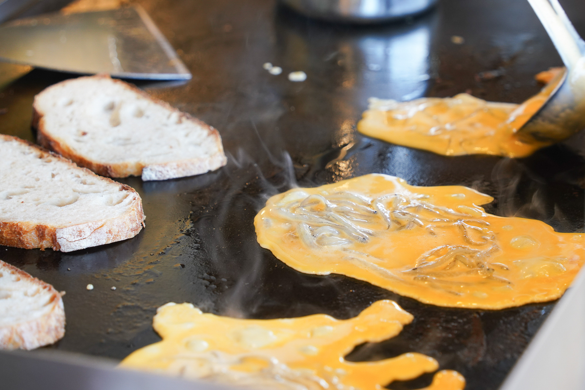 卵焼きのなかに少し大きめのシラスが入っている