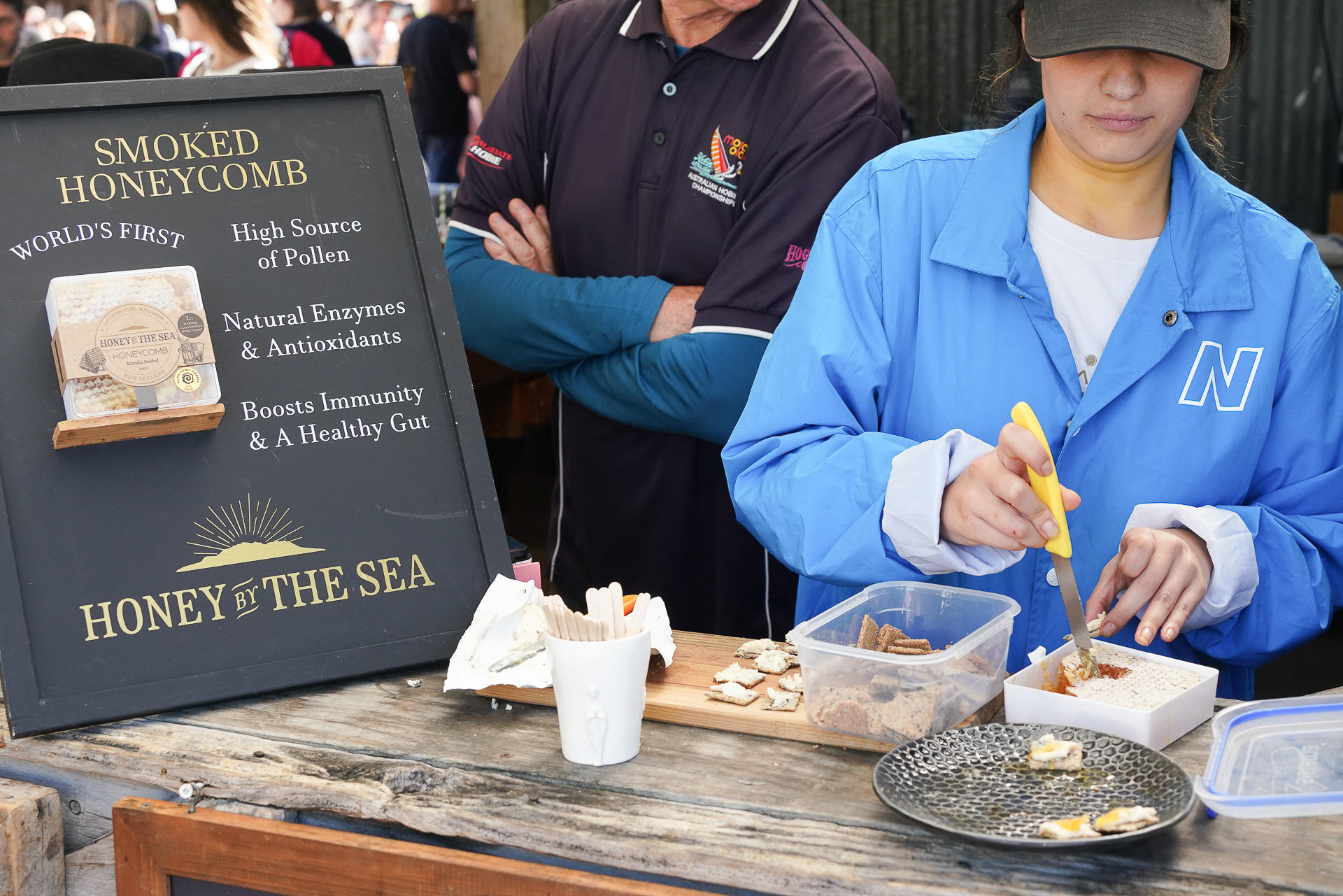 蜂蜜の試食をやっていた