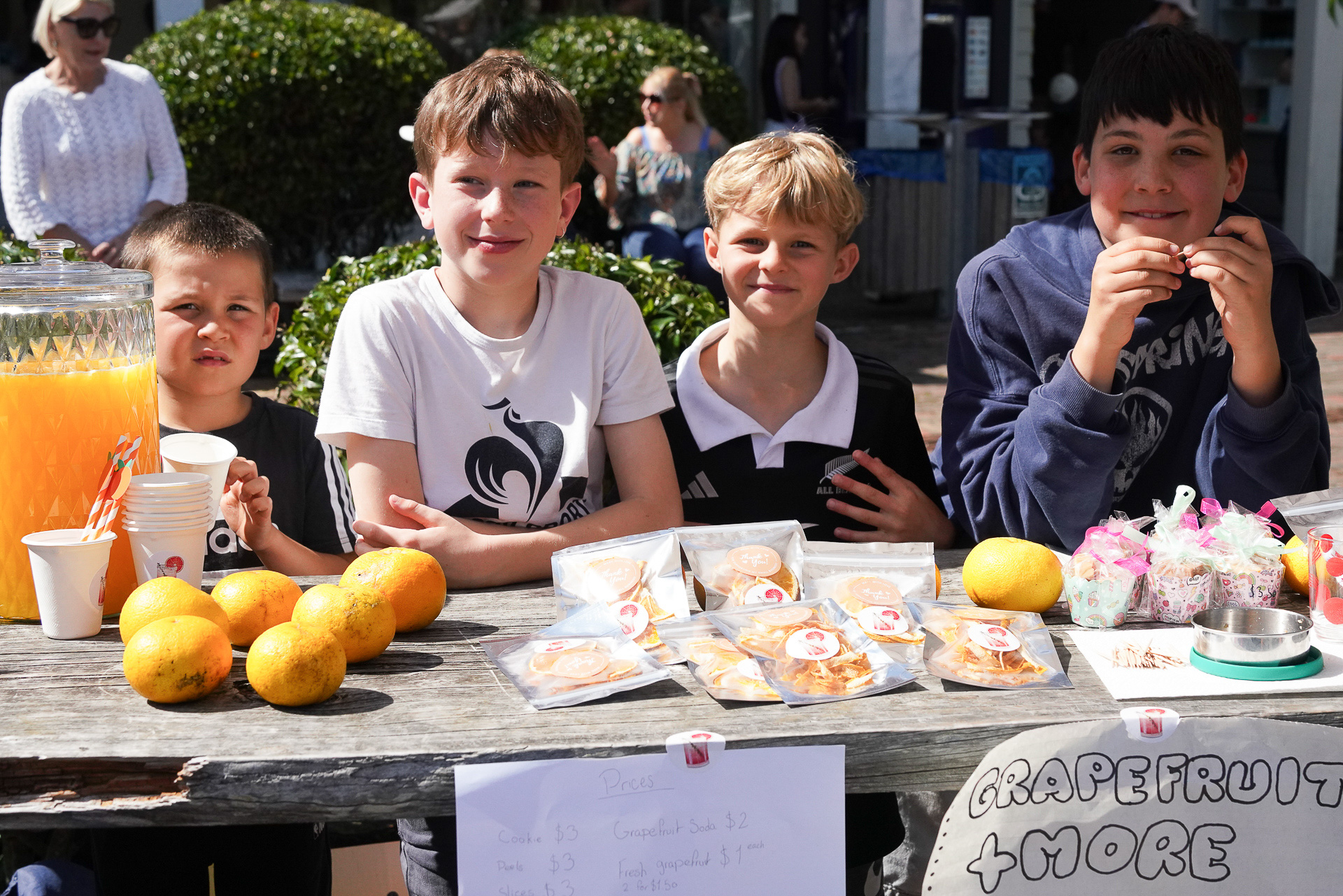 生グレープフルーツジュースや手作りクッキーを地元農家の子供が売っていた