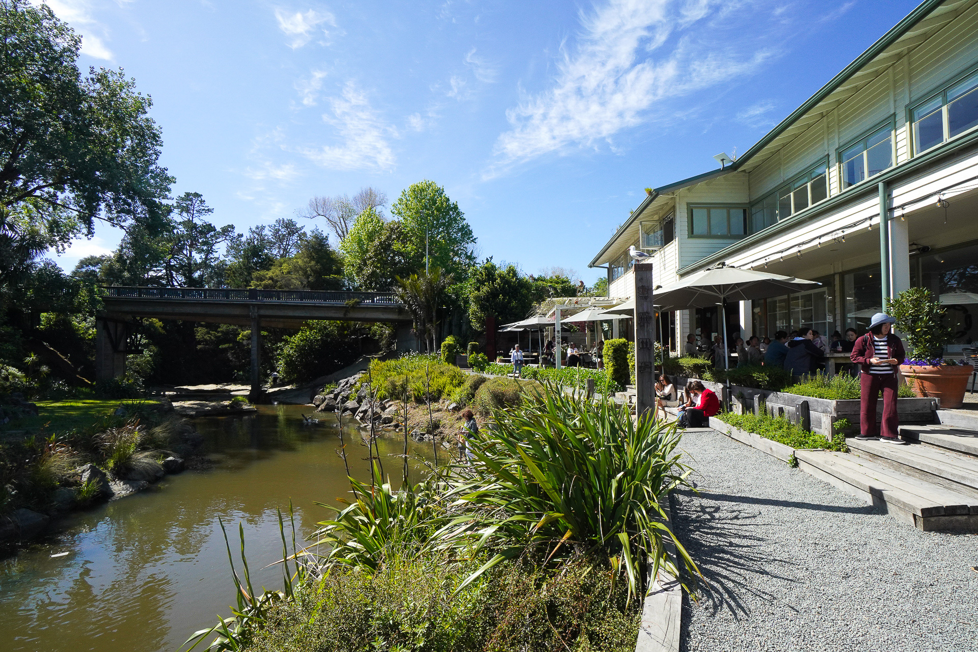 周辺のマーケットの出店だけでなく常設ショップも豊富。敷地内にマタカナ川が流れている