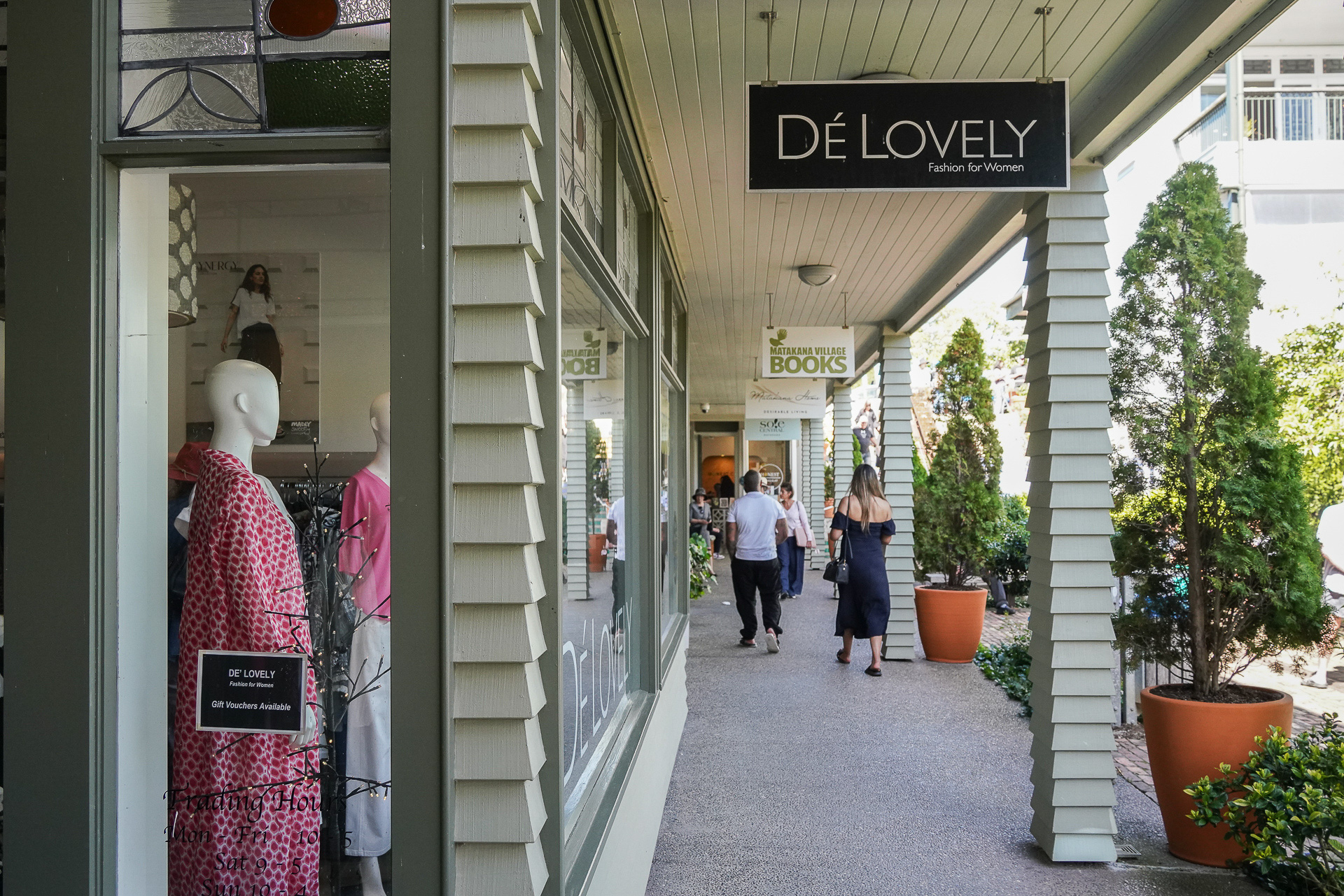 このようなモール形態で地元ショップが並ぶ