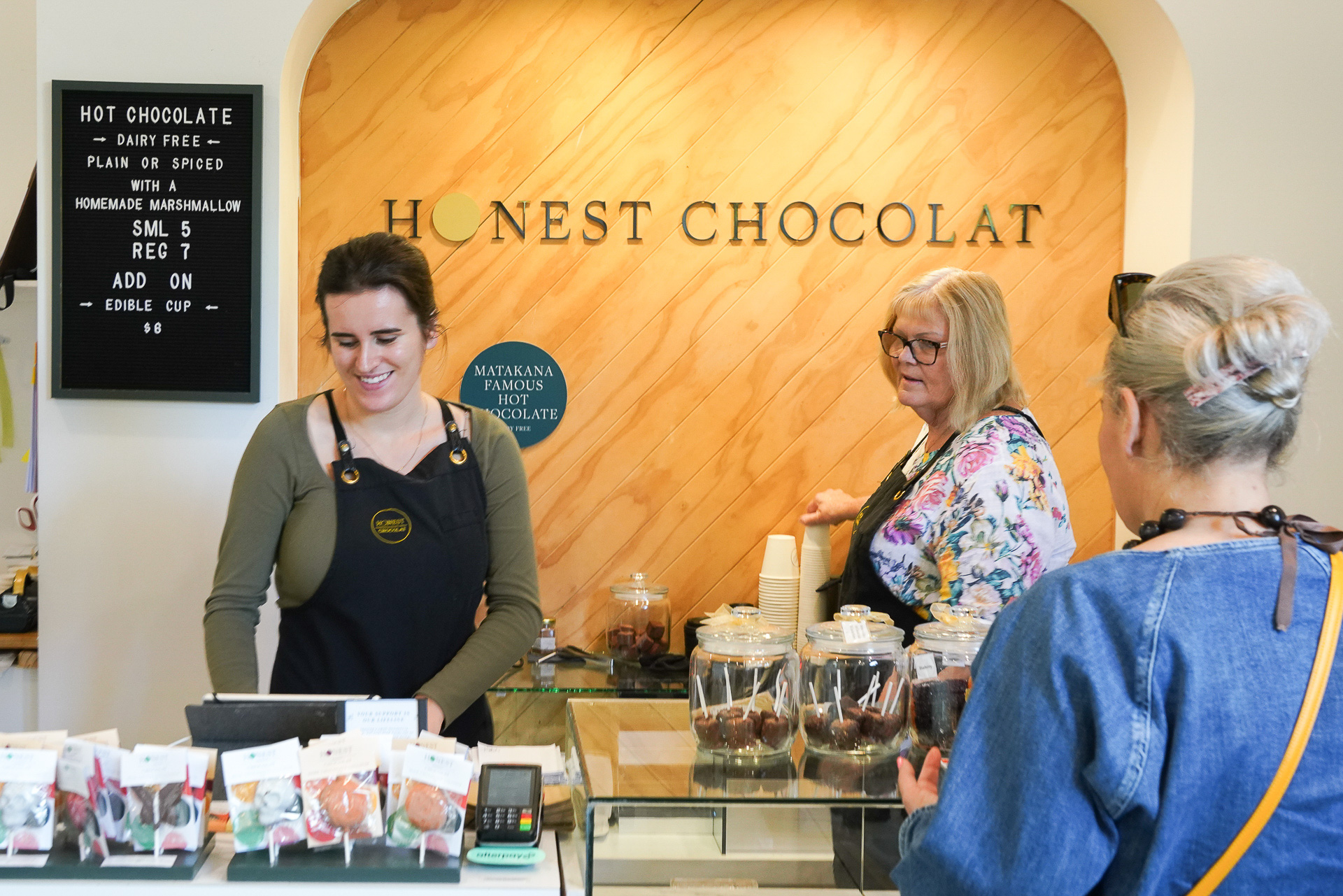 食べてばかりだが……チョコレートショップに入ってみた。「HONEST CHOCOLAT」