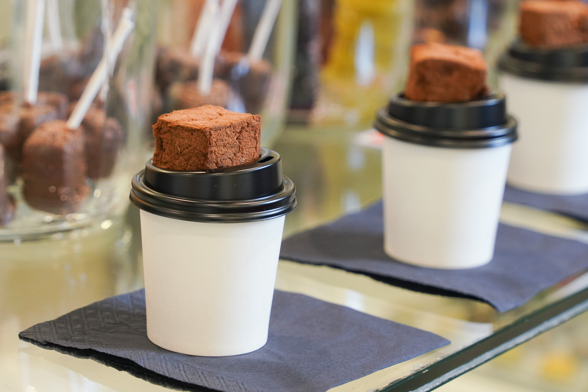 ホットチョコレートに自家製チョコマシュマロ添え。甘過ぎず、未体験の美味しさ