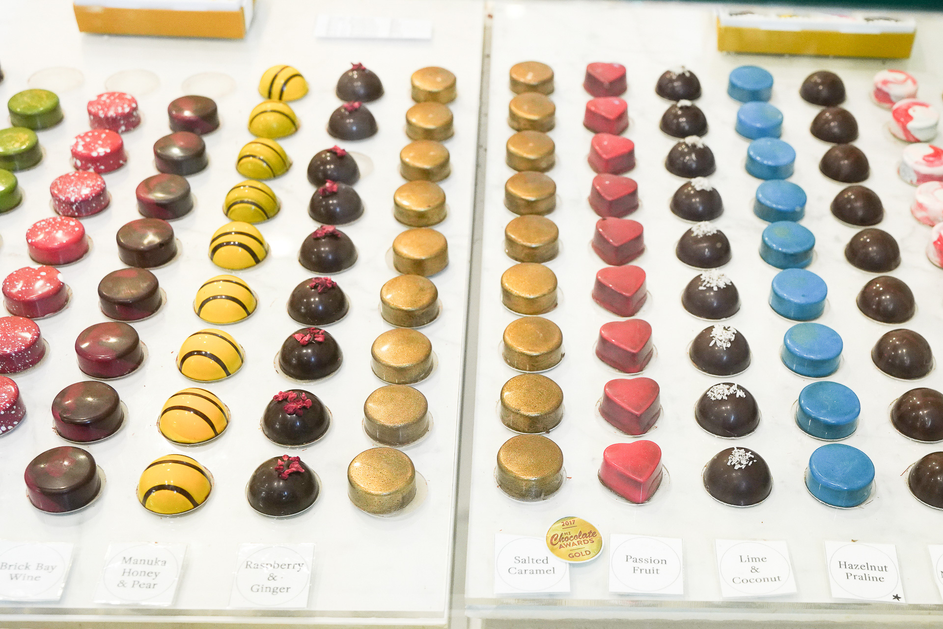 受賞歴のあるチョコなど、たくさんの種類が並んでいる