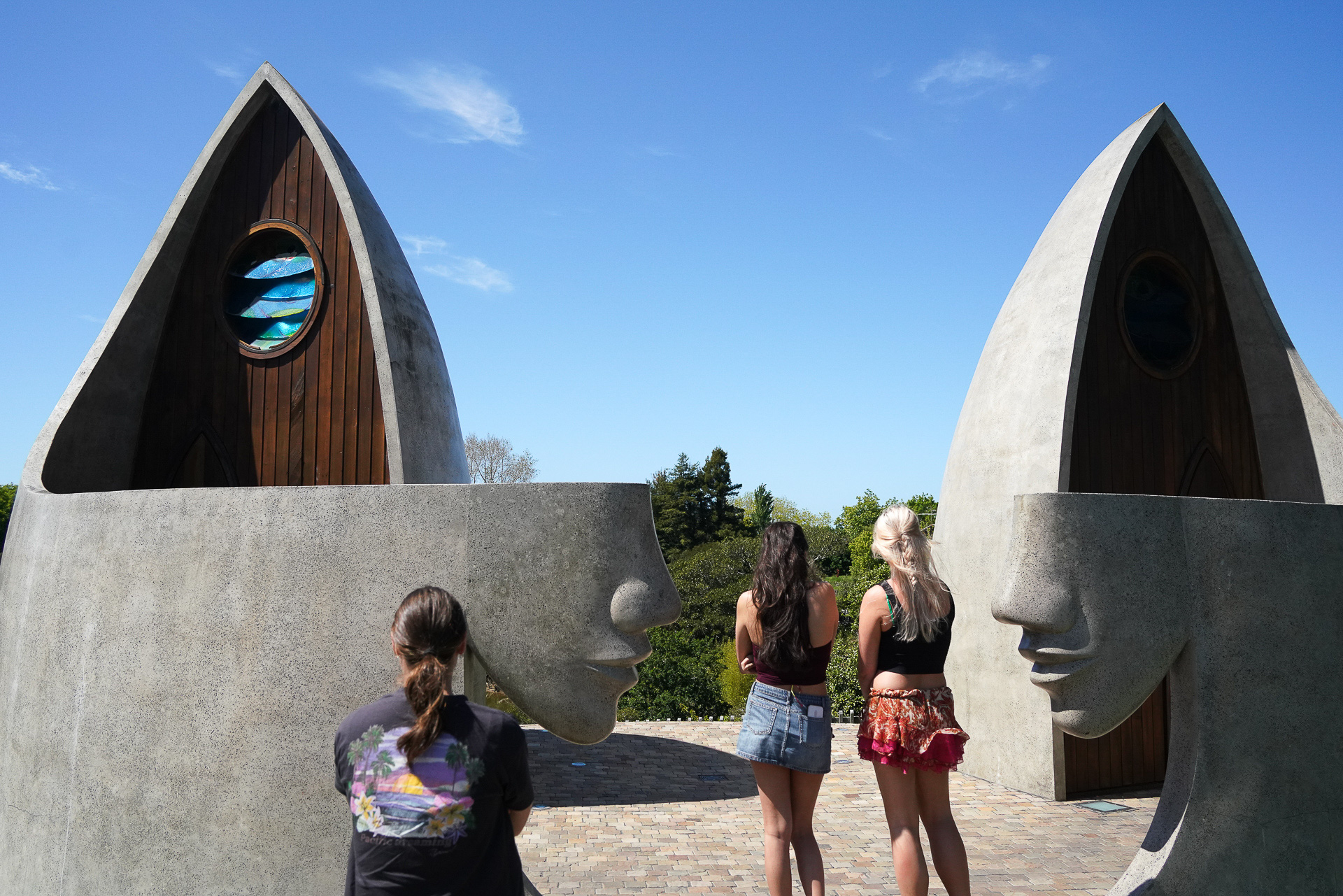 アートな作りの公衆トイレ