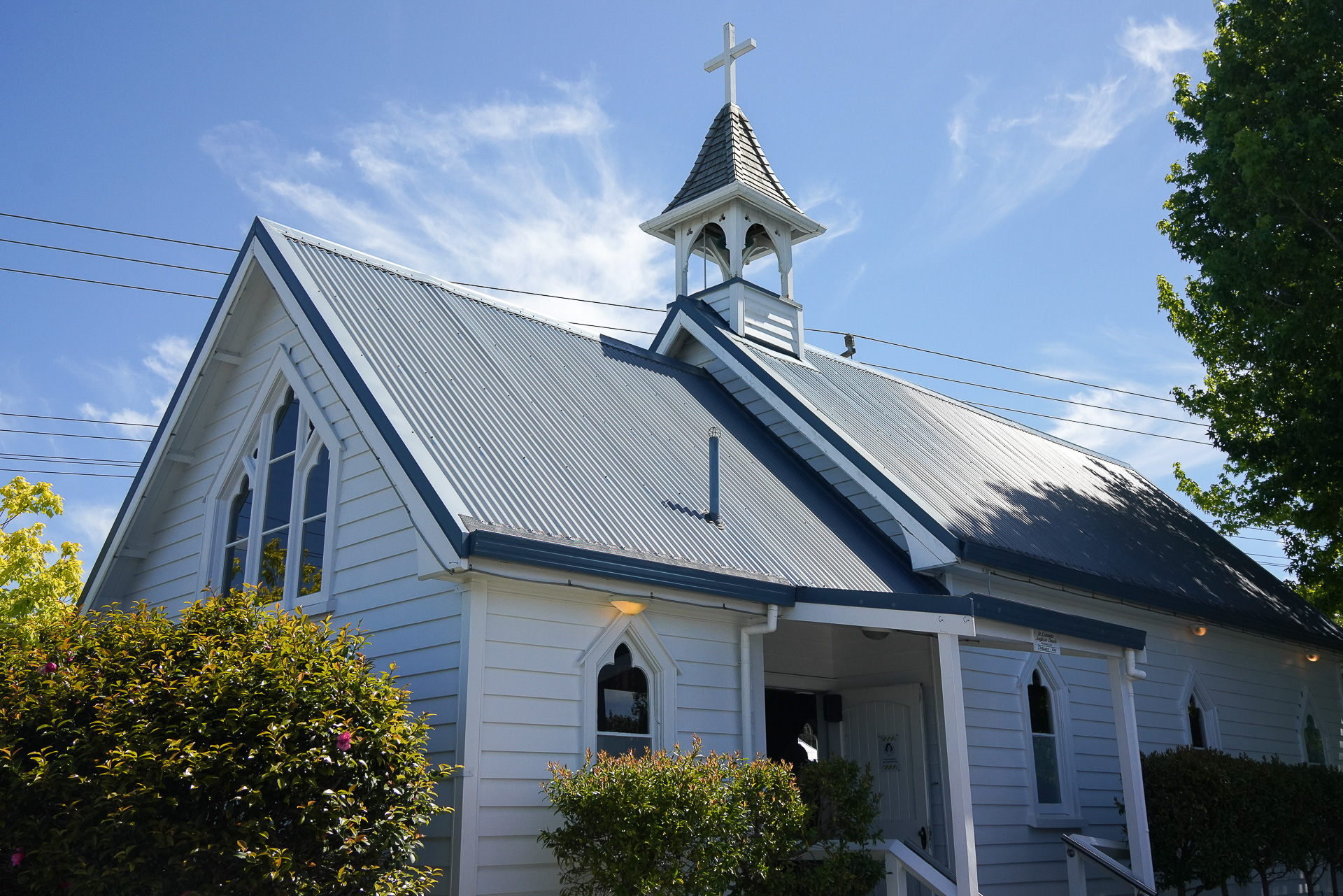 すぐ近くにある村の小さな教会