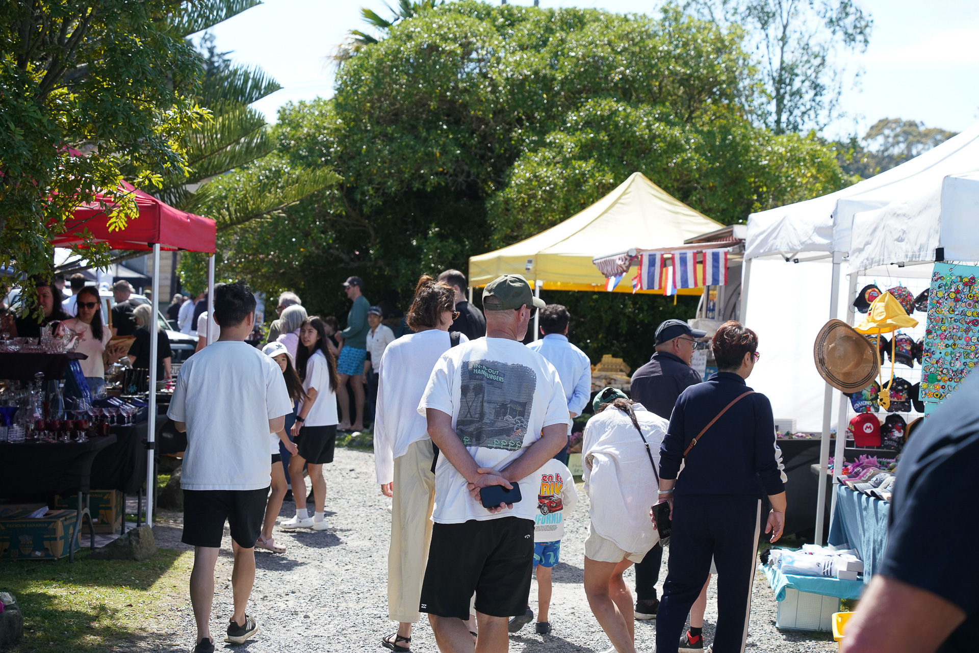 この教会周辺でもテントで出店している