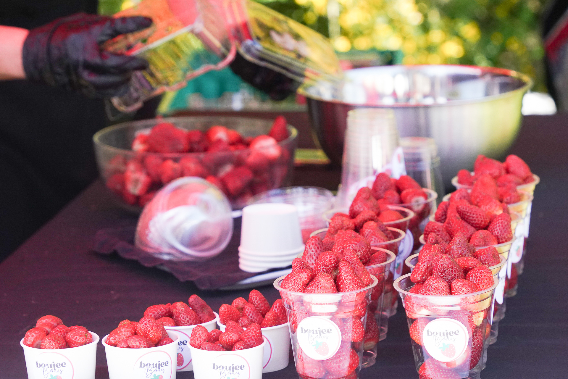 カップに山盛りのイチゴを販売