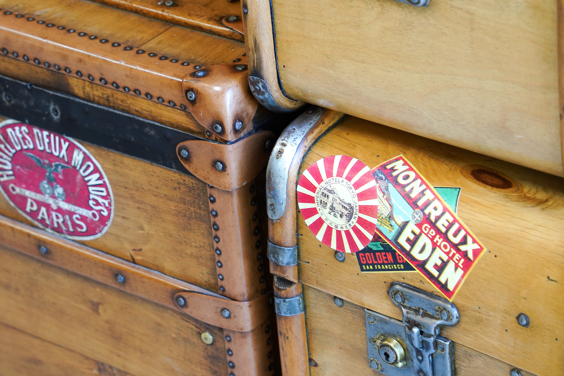 シールも当時のまま。日本の帝国ホテルのシールが貼られている