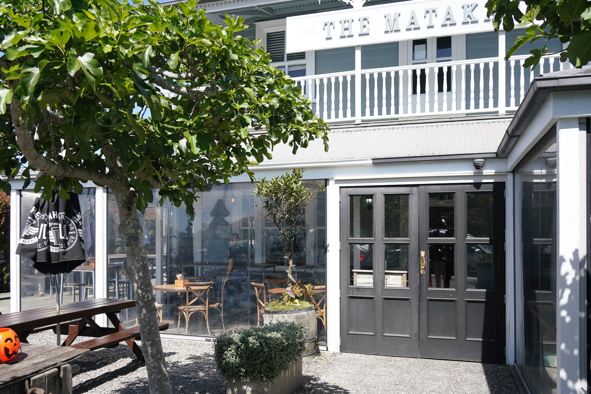 近くにあるディナーにオススメのレストラン。「The Matakana Village Pub」