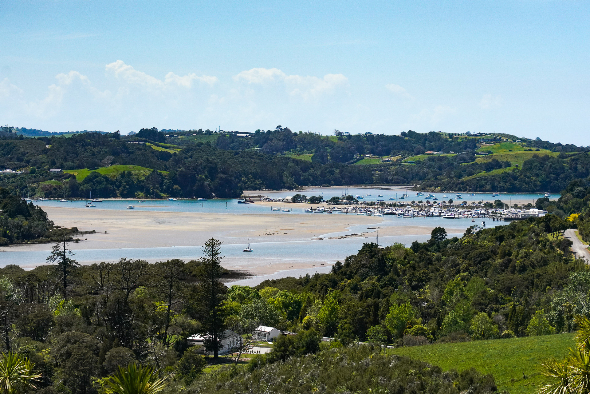 マタカナ村からスネルズ・ビーチ周辺までの車窓。浅瀬の湾になっていて自然豊か