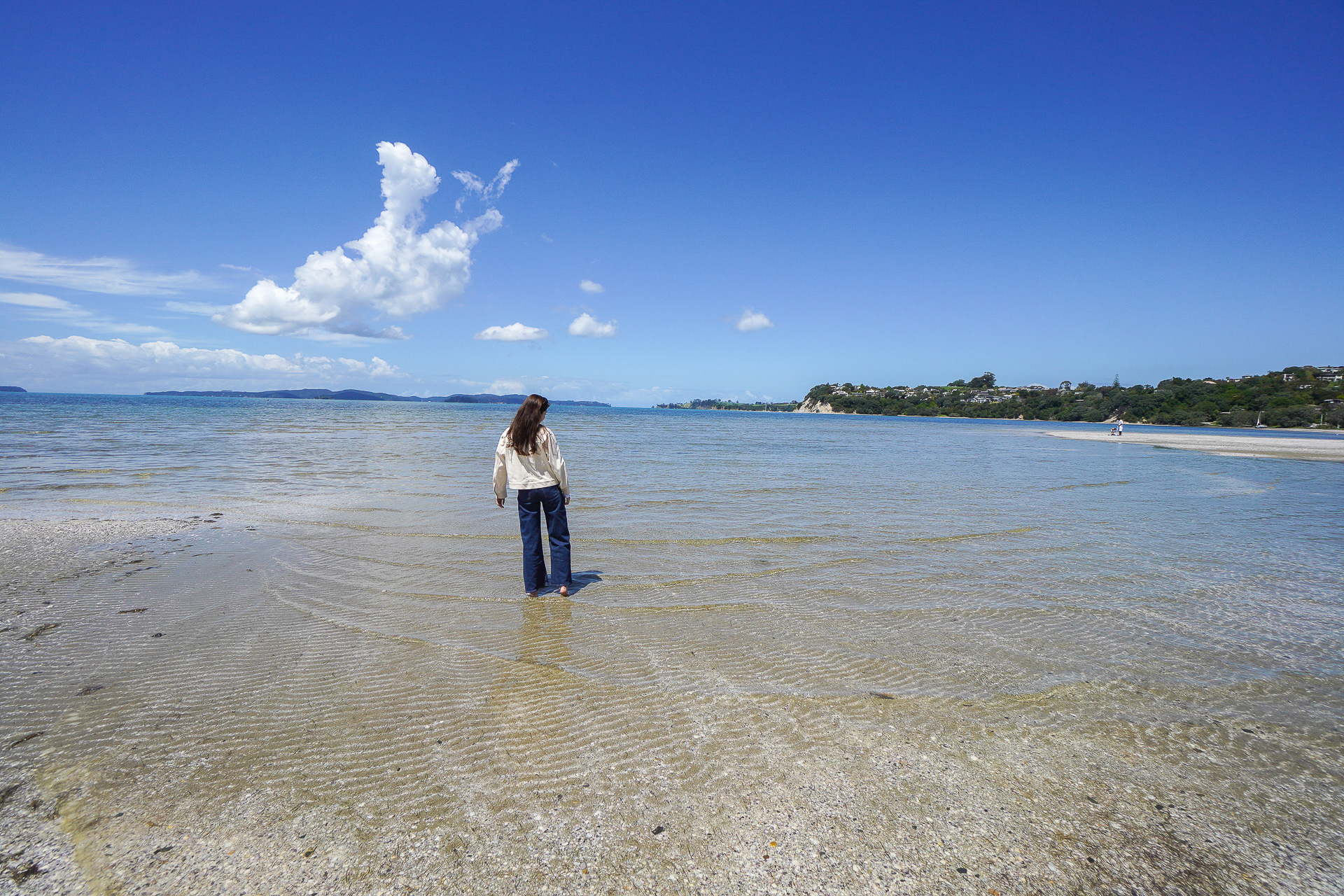 遠浅のビーチで透明度が高い