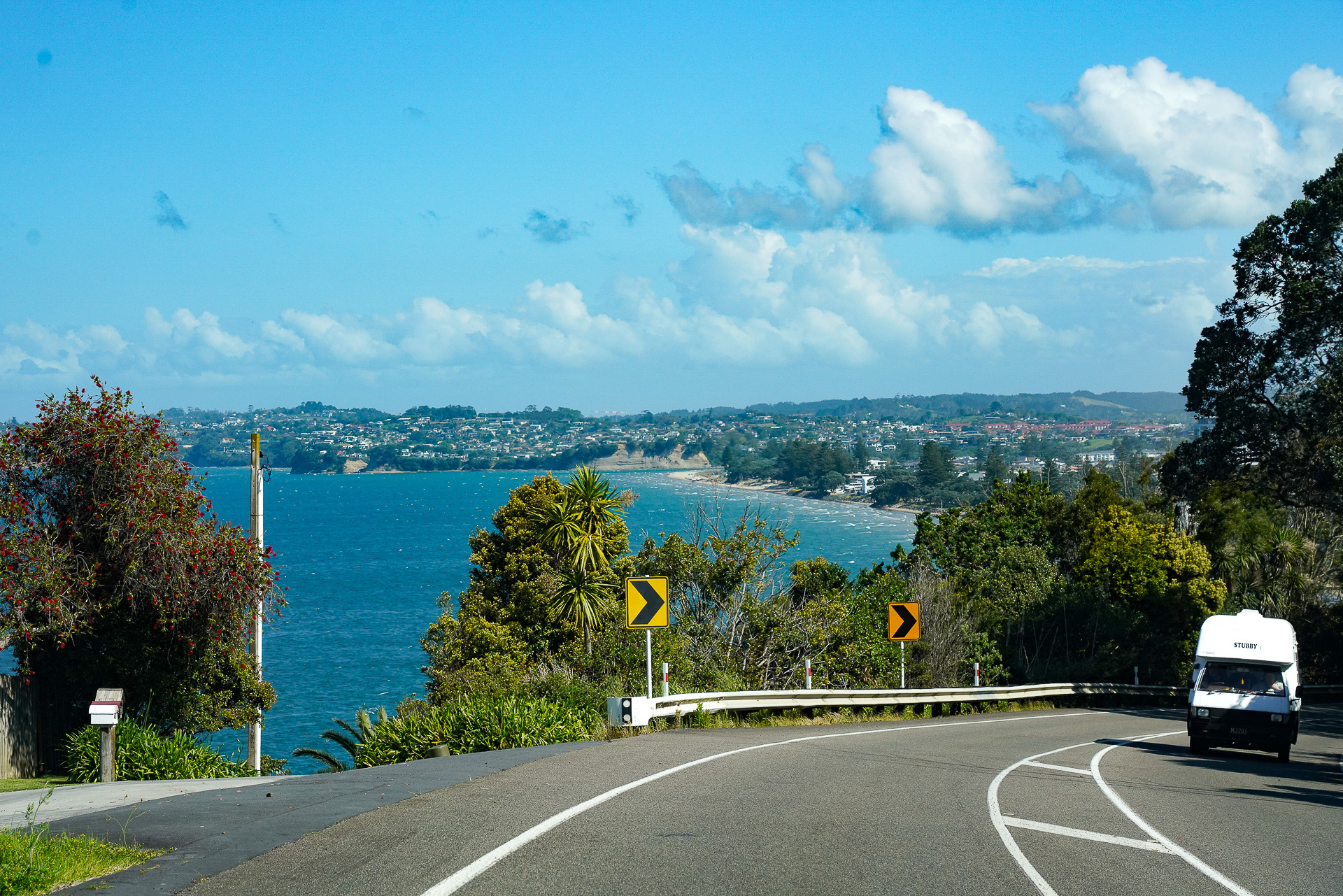長い海岸線のオレワ・ビーチが見えてきた