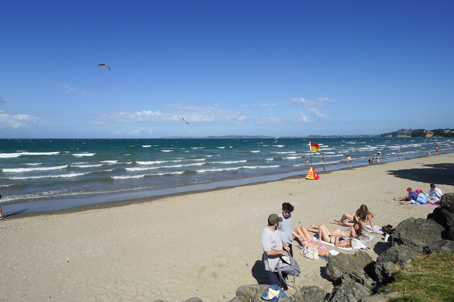 オレワ・ビーチ。海岸線が長く続く。この日はかなり風が強かった