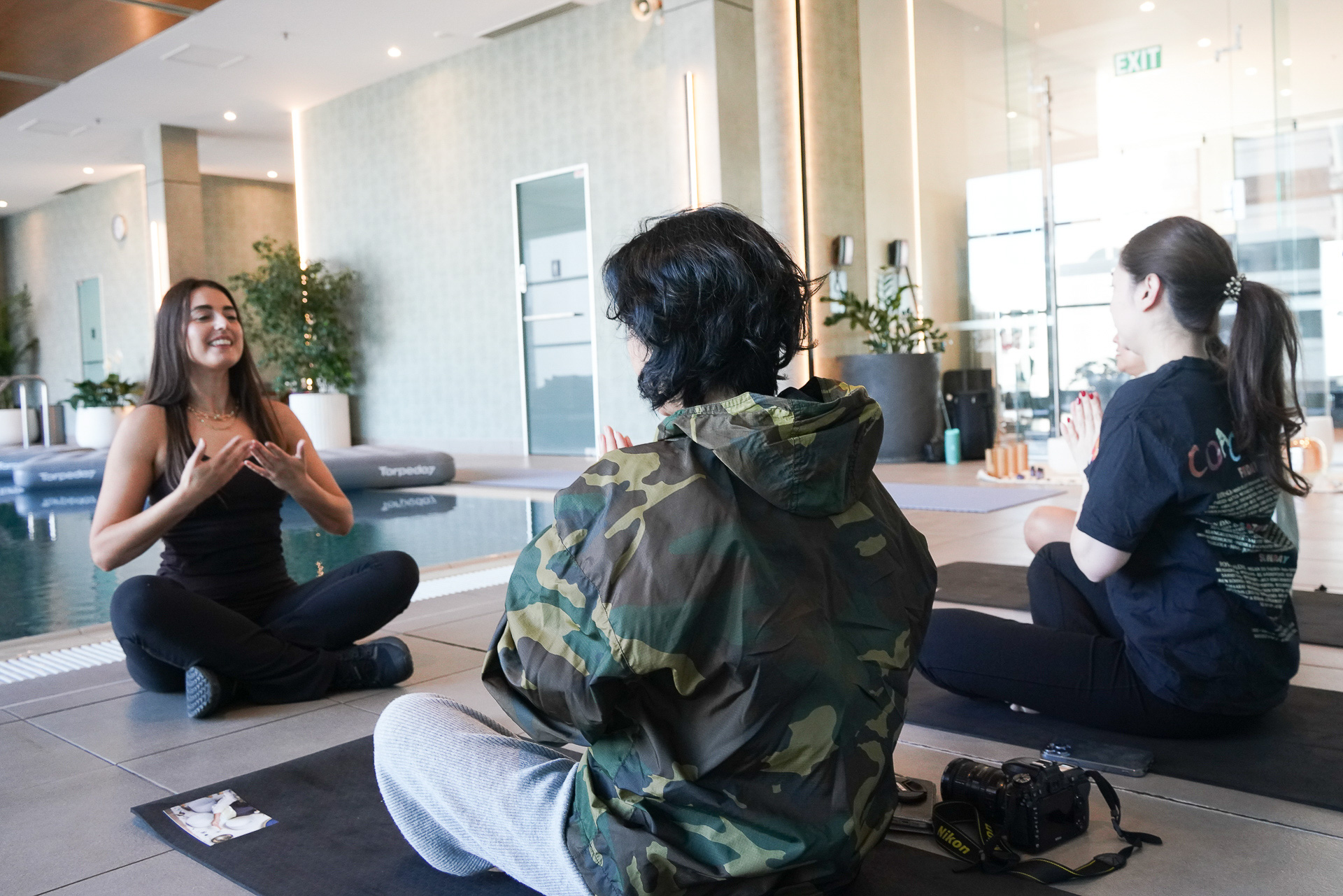 まずはヨガマットに座って呼吸を整える