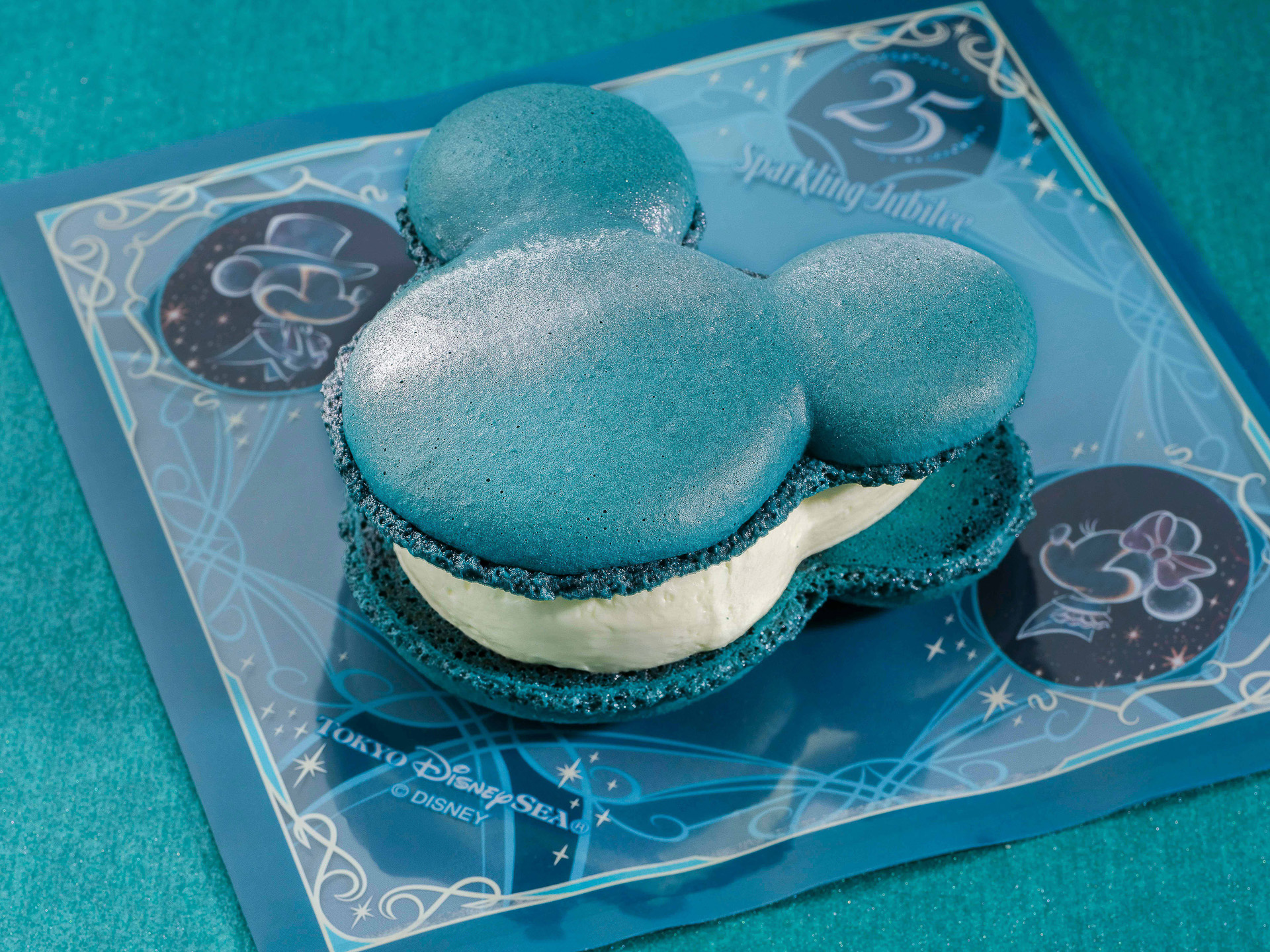 スパークリング・ジュビリーワゴン「ミッキーマカロン（ホワイトチョコ）」（650円）