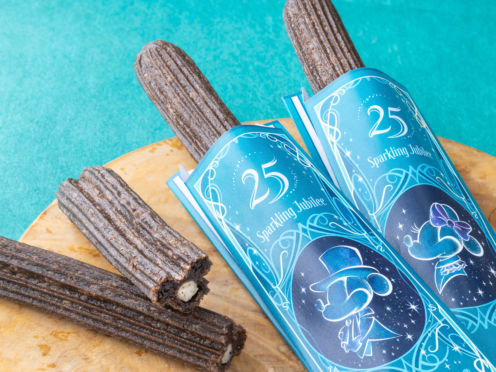 ザンビーニ・ブラザーズ・リストランテ「ミッキーチュロス（クッキー＆クリーム）」（650円）