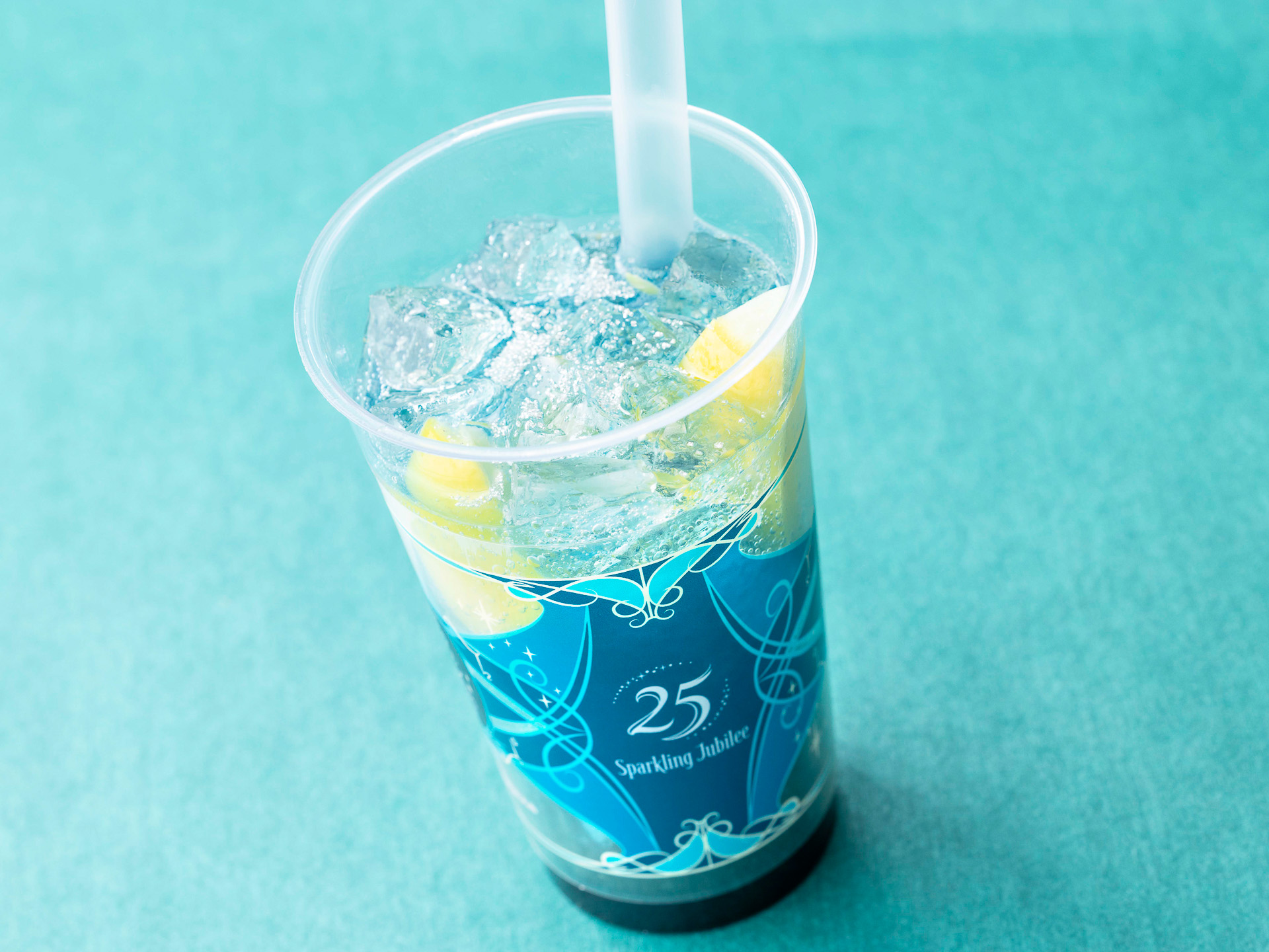 カフェ・ポルトフィーノ/ホライズンベイ・レストラン「レモネード（ブルーシロップ＆バタフライピー）」（750円）