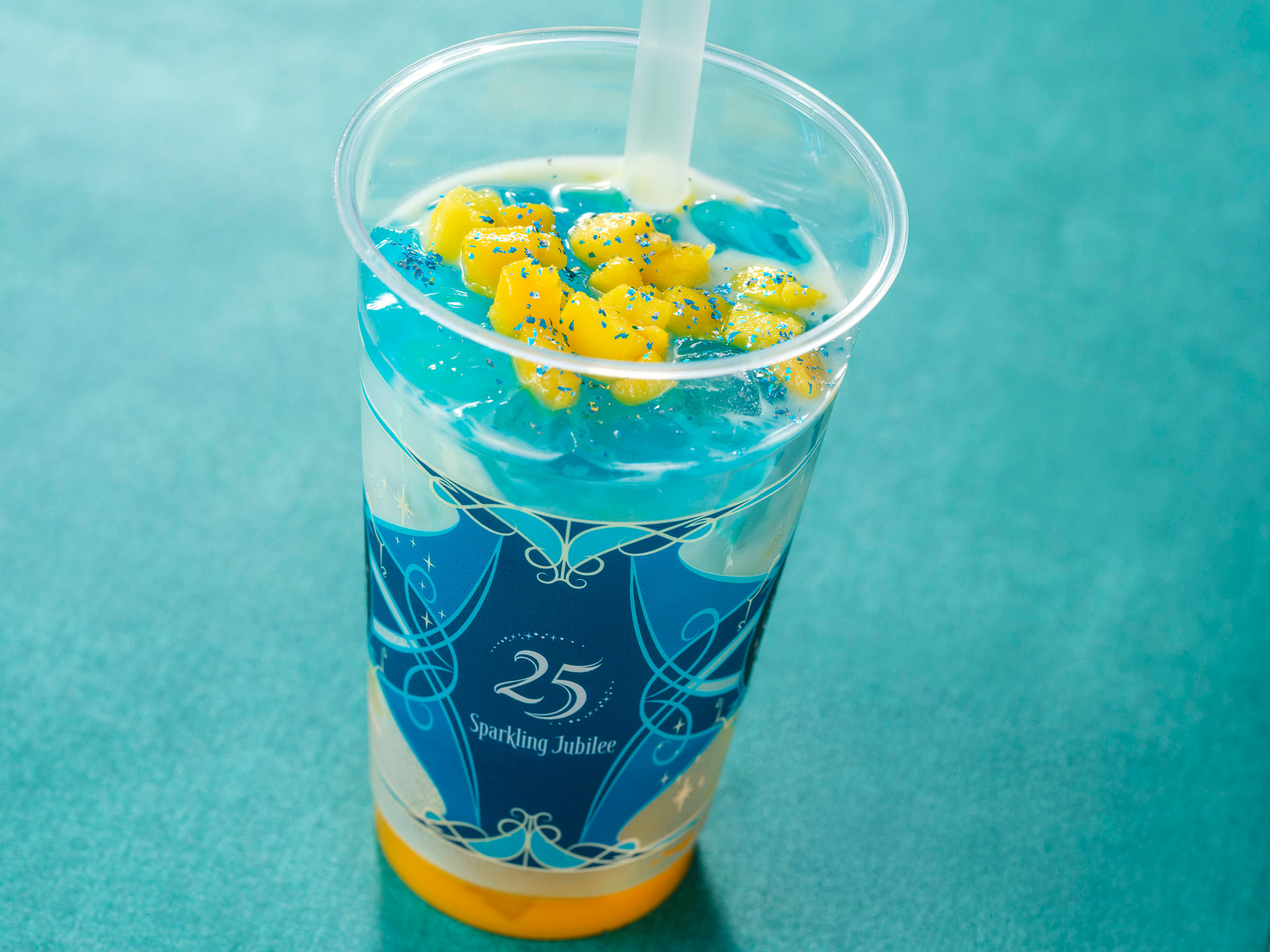 カスバ・フードコート「スペシャルラッシー（マンゴー＆ブルーゼリー）」（750円）