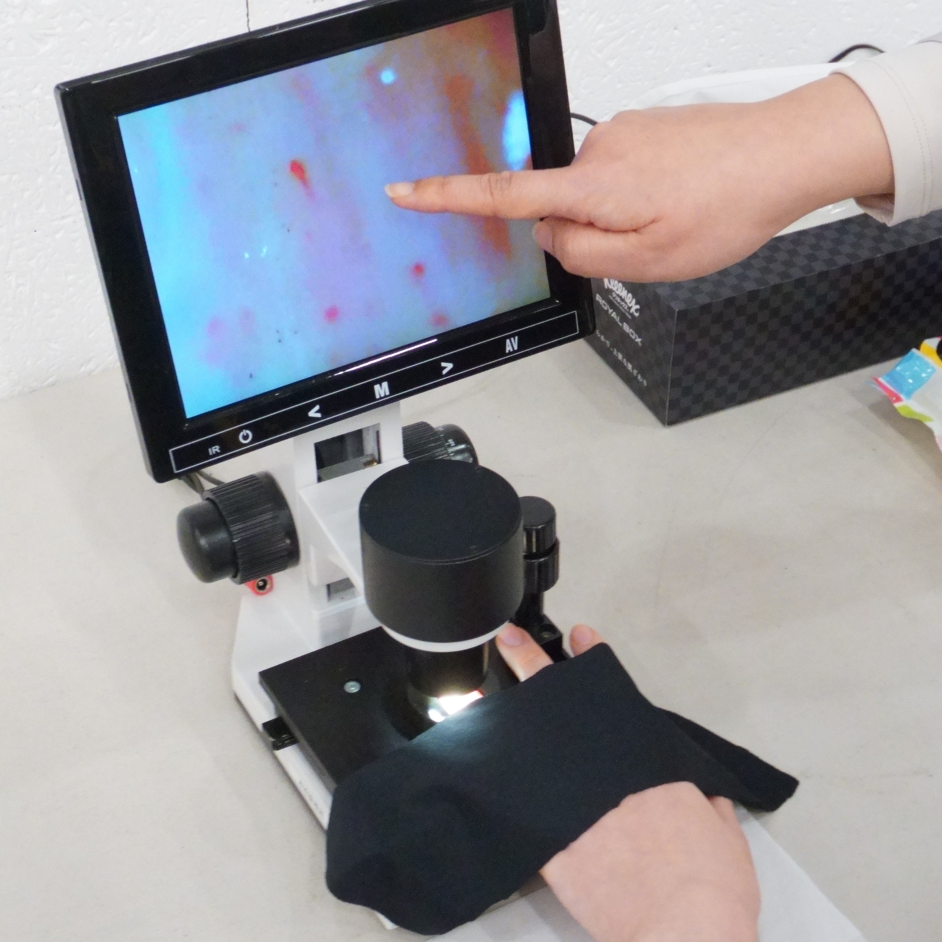 体験イベントの様子。はじめは点状だった指の毛細血管が、セリアント素材をまとうことで線状になり、血行が促進されているのを確認できた