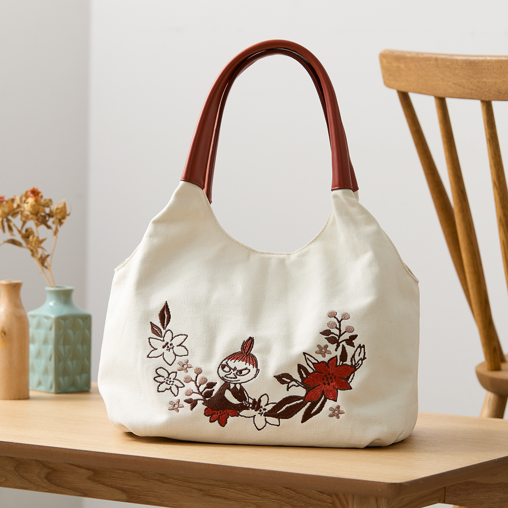 バルーン型のシルエットに合皮の持ち手