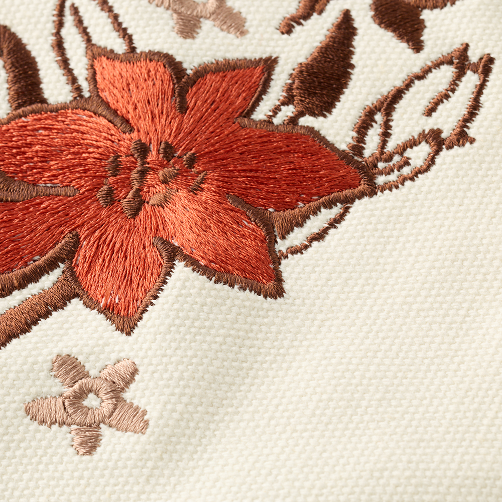 キャンバス地にリトルミイの刺繍入り
