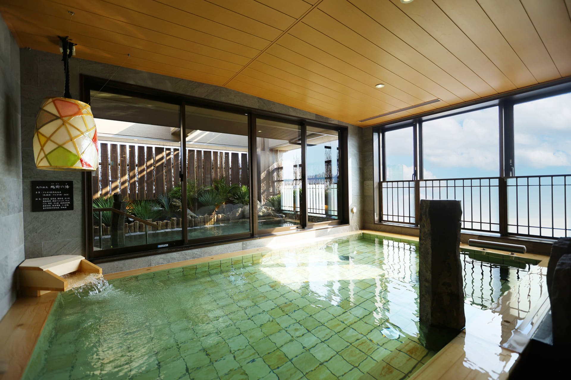 天然温泉大浴場、露天風呂、サウナを完備