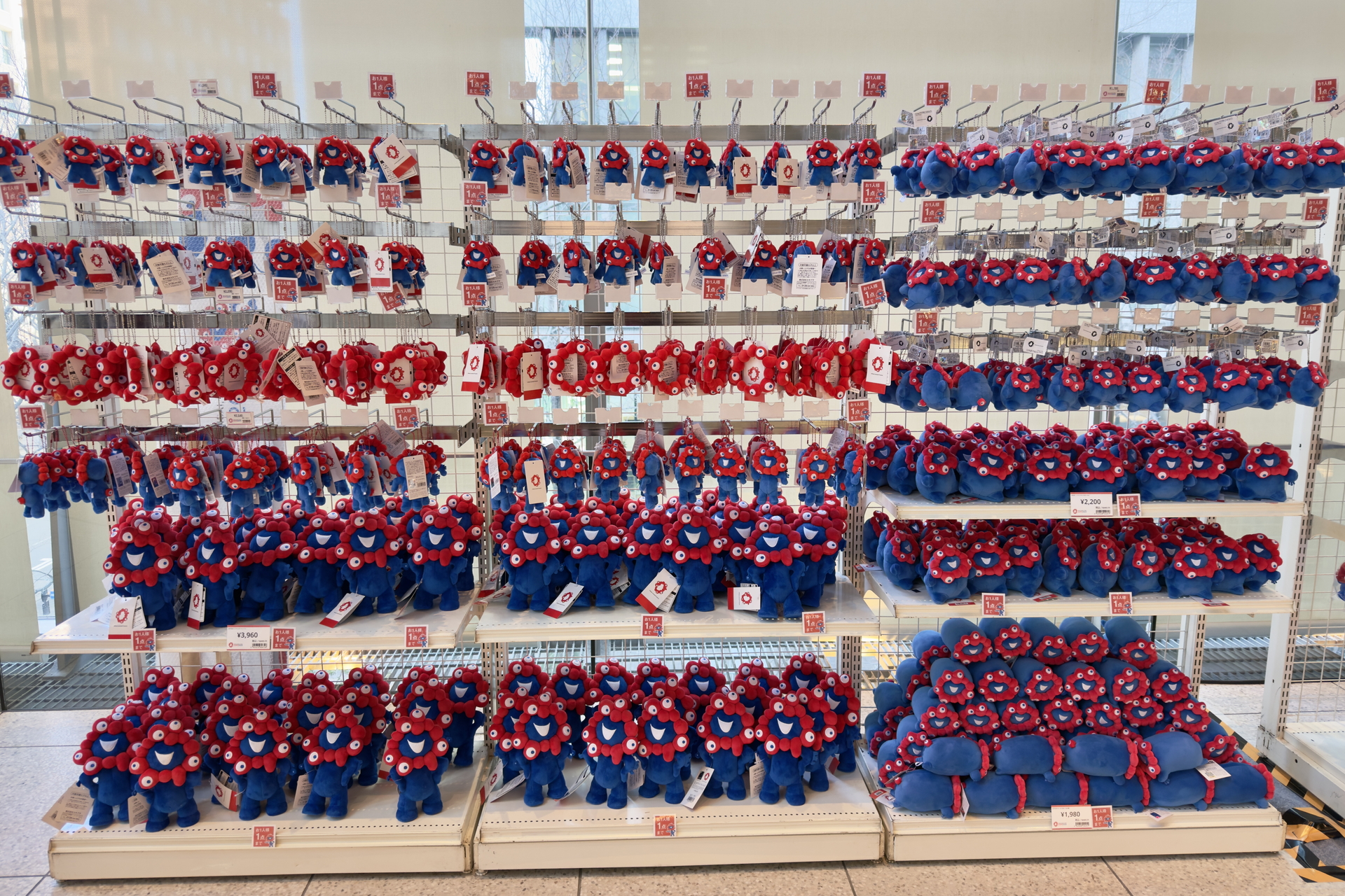 2025大阪・関西万博オフィシャルポップアップストア。写真にはない、貴重なぬいぐるみやマスコットもあった