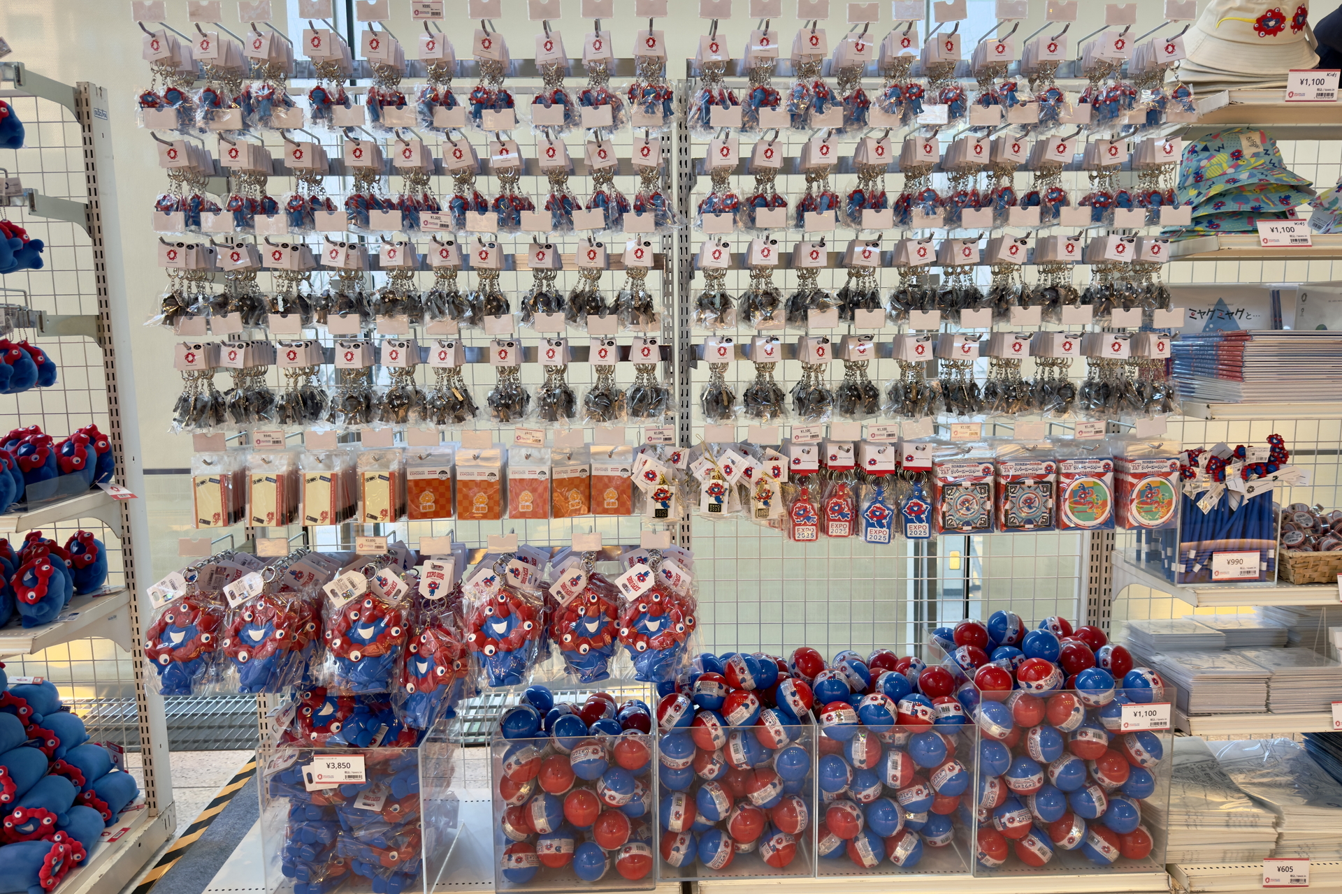 2025大阪・関西万博オフィシャルポップアップストア。写真にはない、貴重なぬいぐるみやマスコットもあった