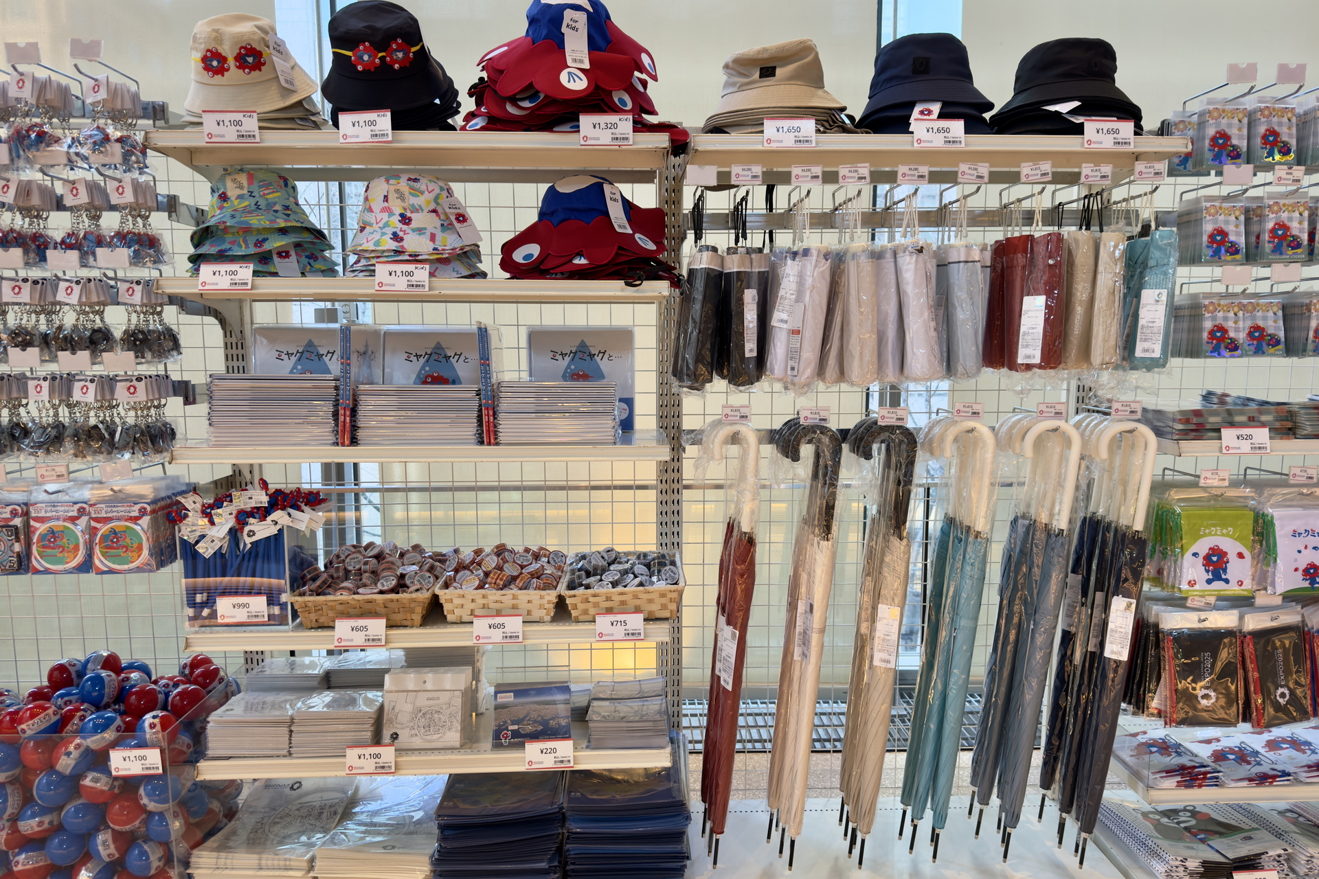 2025大阪・関西万博オフィシャルポップアップストア。写真にはない、貴重なぬいぐるみやマスコットもあった