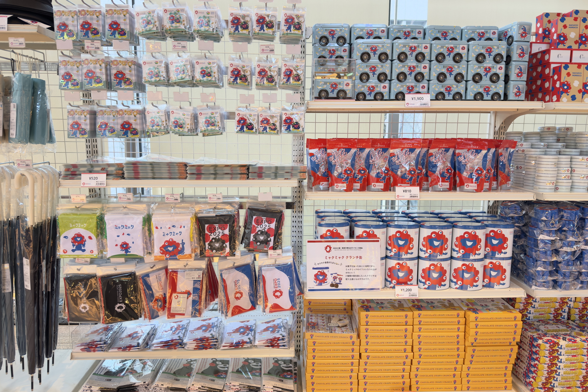 2025大阪・関西万博オフィシャルポップアップストア。写真にはない、貴重なぬいぐるみやマスコットもあった