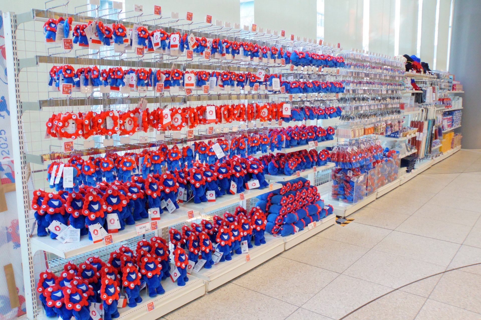 2025大阪・関西万博オフィシャルポップアップストア。写真にはない、貴重なぬいぐるみやマスコットもあった