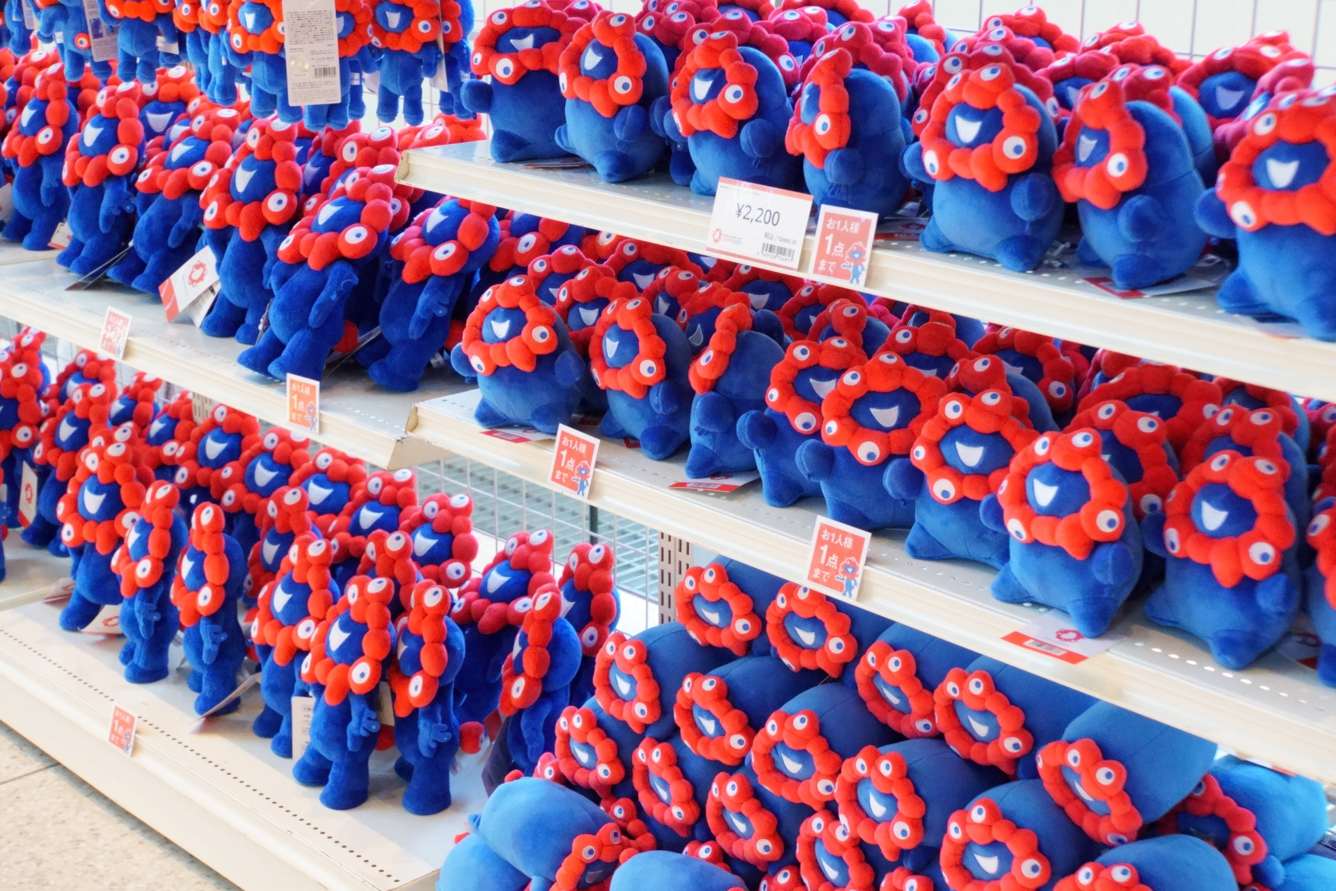 2025大阪・関西万博オフィシャルポップアップストア。写真にはない、貴重なぬいぐるみやマスコットもあった